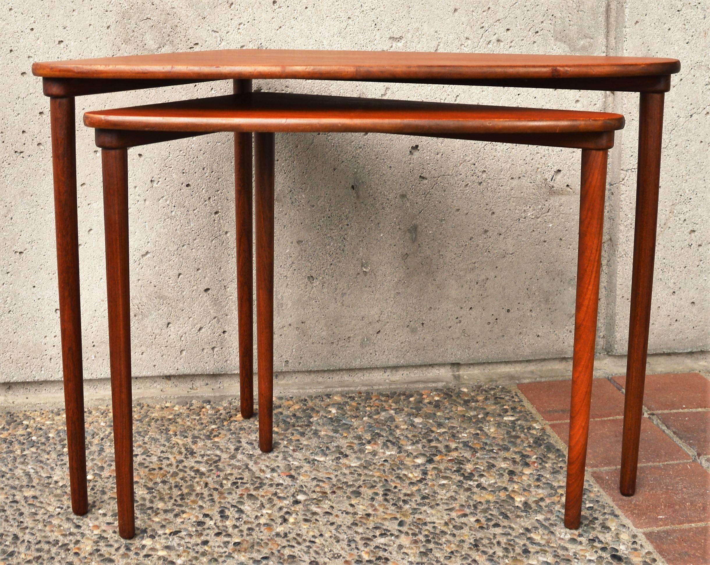 Heltborg Mobler Danish Pair of Teak Triangular Nesting Tables In Excellent Condition In New Westminster, British Columbia
