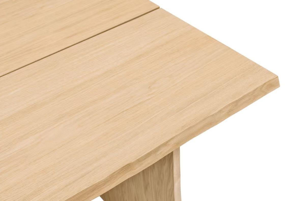 La table Bookmatch de Philippe Malouin évoque la beauté naturelle du bois fraîchement scié. Il célèbre l'artisanat, tout en étant conçu pour une fabrication moderne et un mode de vie contemporain. Composée de deux planches de placage de bois