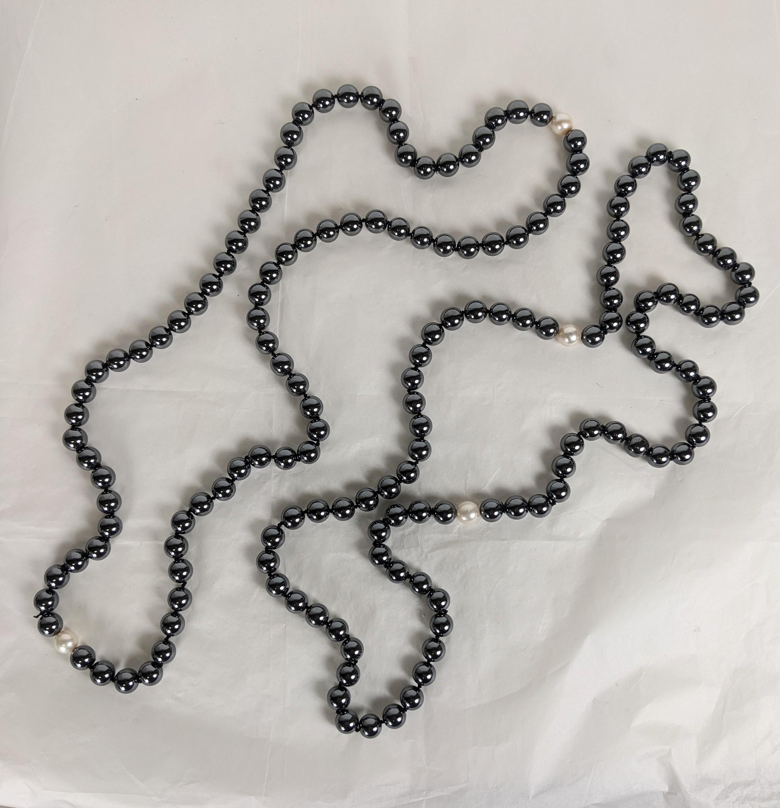 2 fili di eleganti perline annodate a mano in ematite e perle coltivate degli anni '80. Colori senza tempo. Lunghezza 36