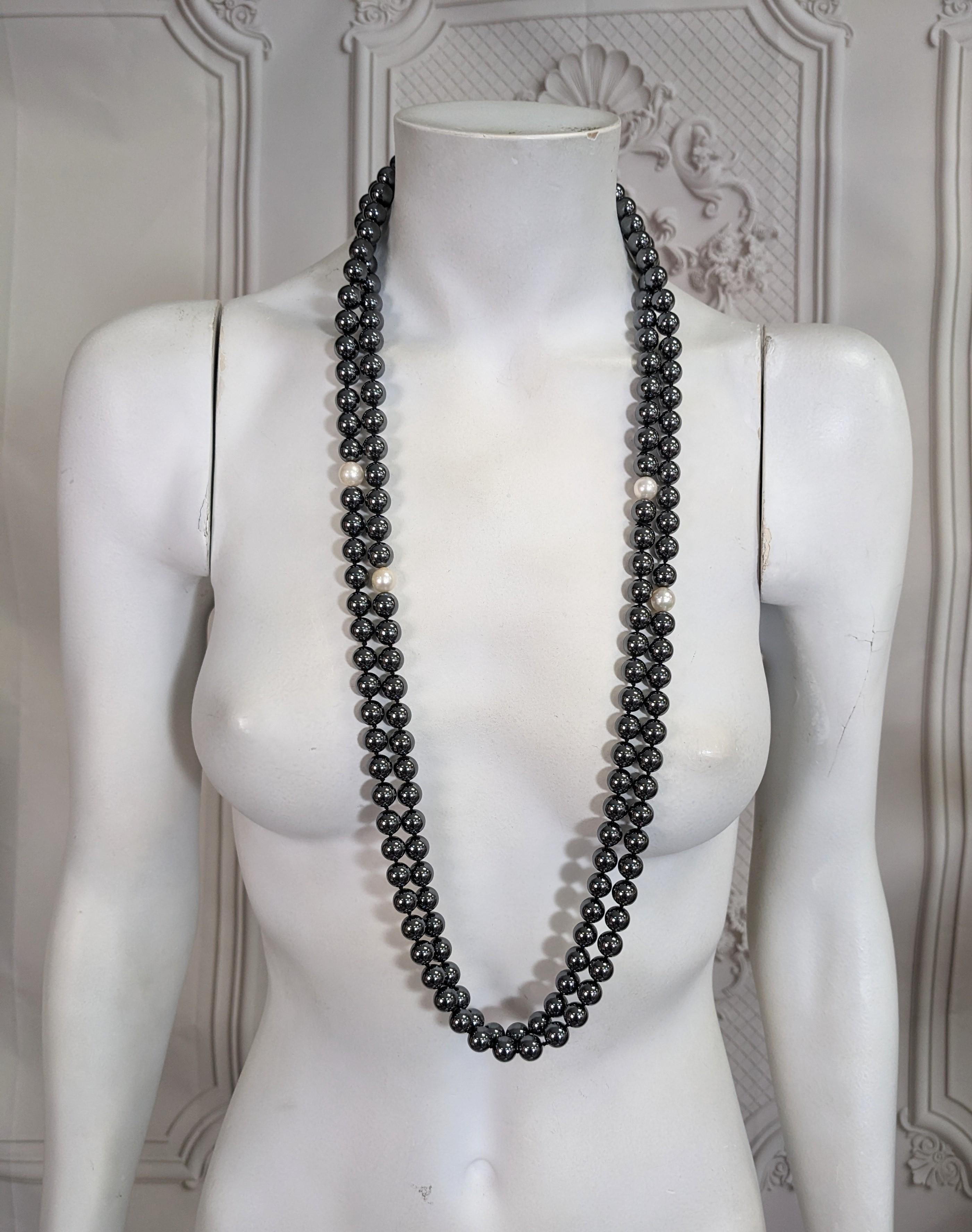 Perline annodate a mano con ematite e perle coltivate In condizioni ottime in vendita a New York, NY