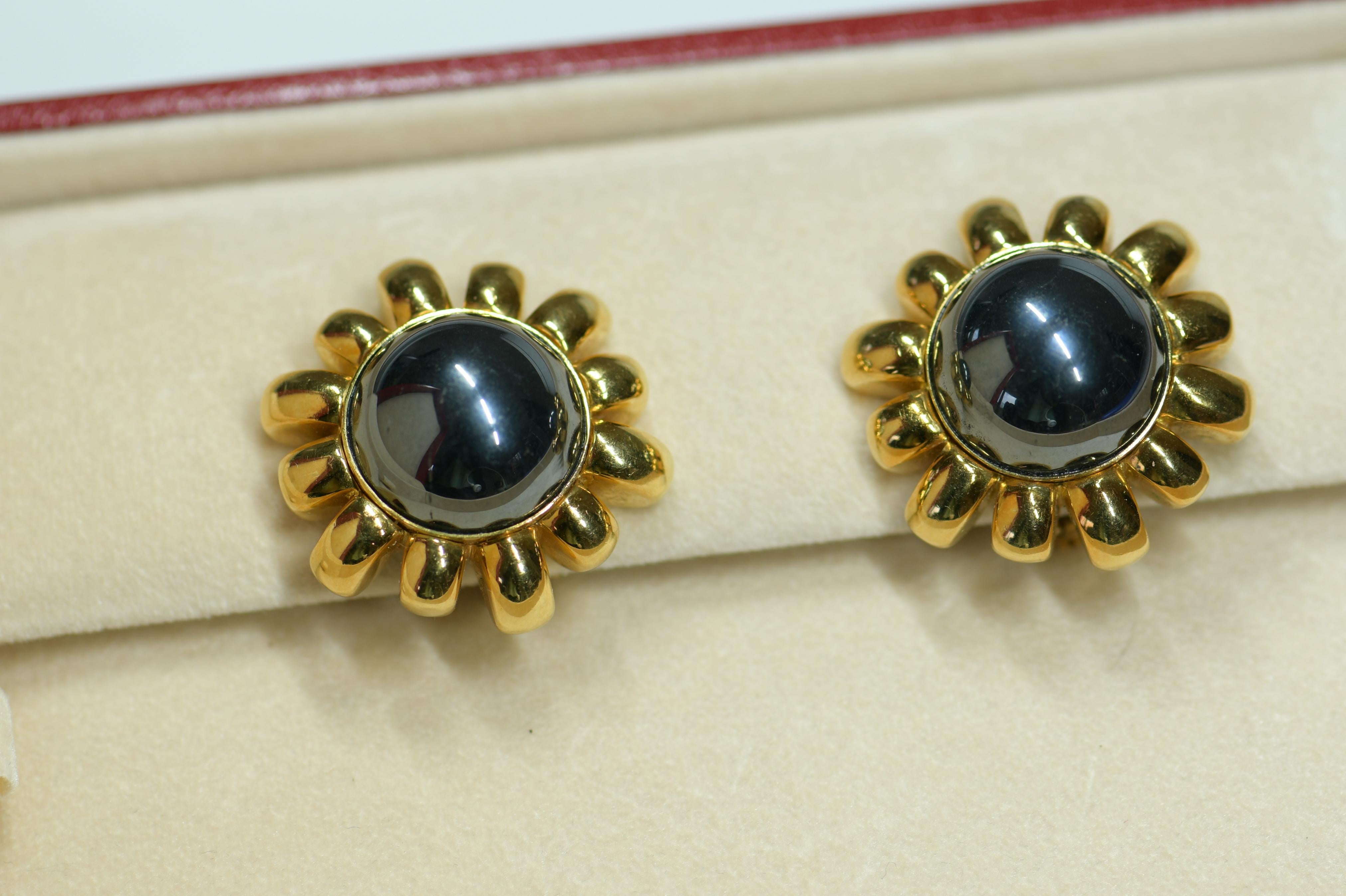 HEMATITE AND GOLD EARRINGS, HARRY WINSTON
Hematite beads, cabochons hematite, gold, earrings 3.0 cm earrings signed Winston.

These decidedly feminine floral earrings are set with cabochons hematite and accented with 18K gold petals. Wonderfully