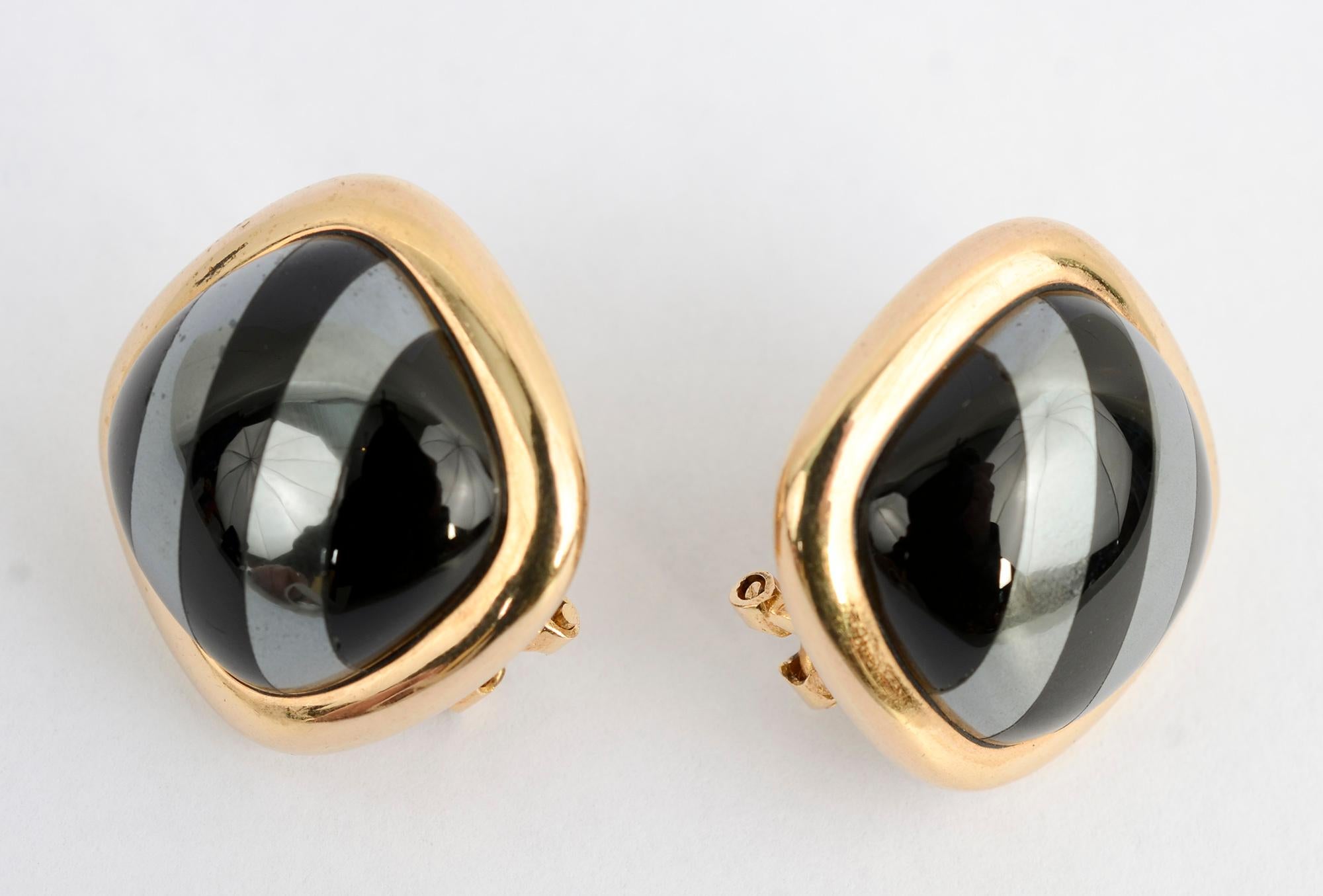 Hematite and Onyx Gold Earrings In Excellent Condition For Sale In Darnestown, MD