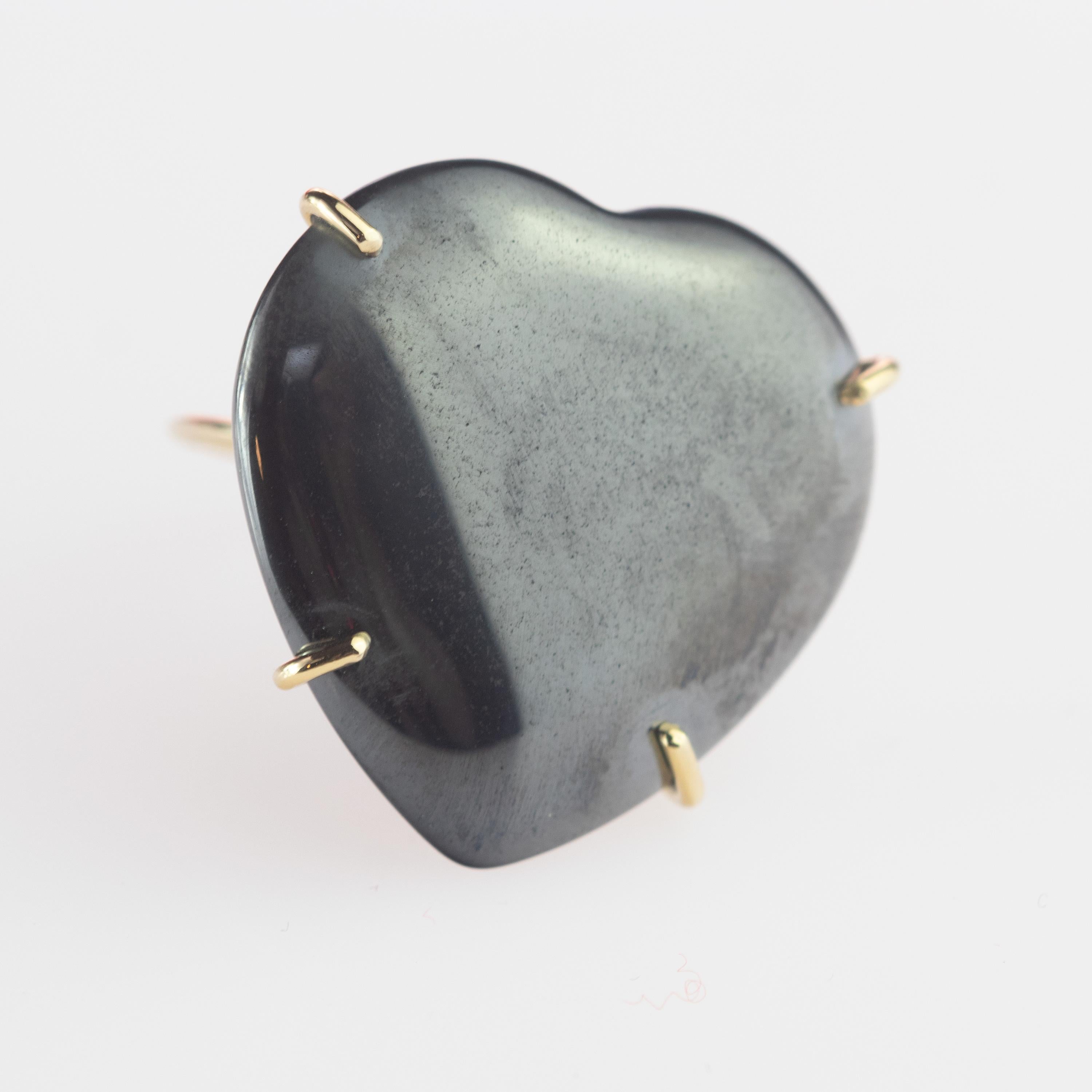 Cuore di ematite in oro giallo 18 carati Anello sottile di San Valentino in stile Boho Love in vendita 2