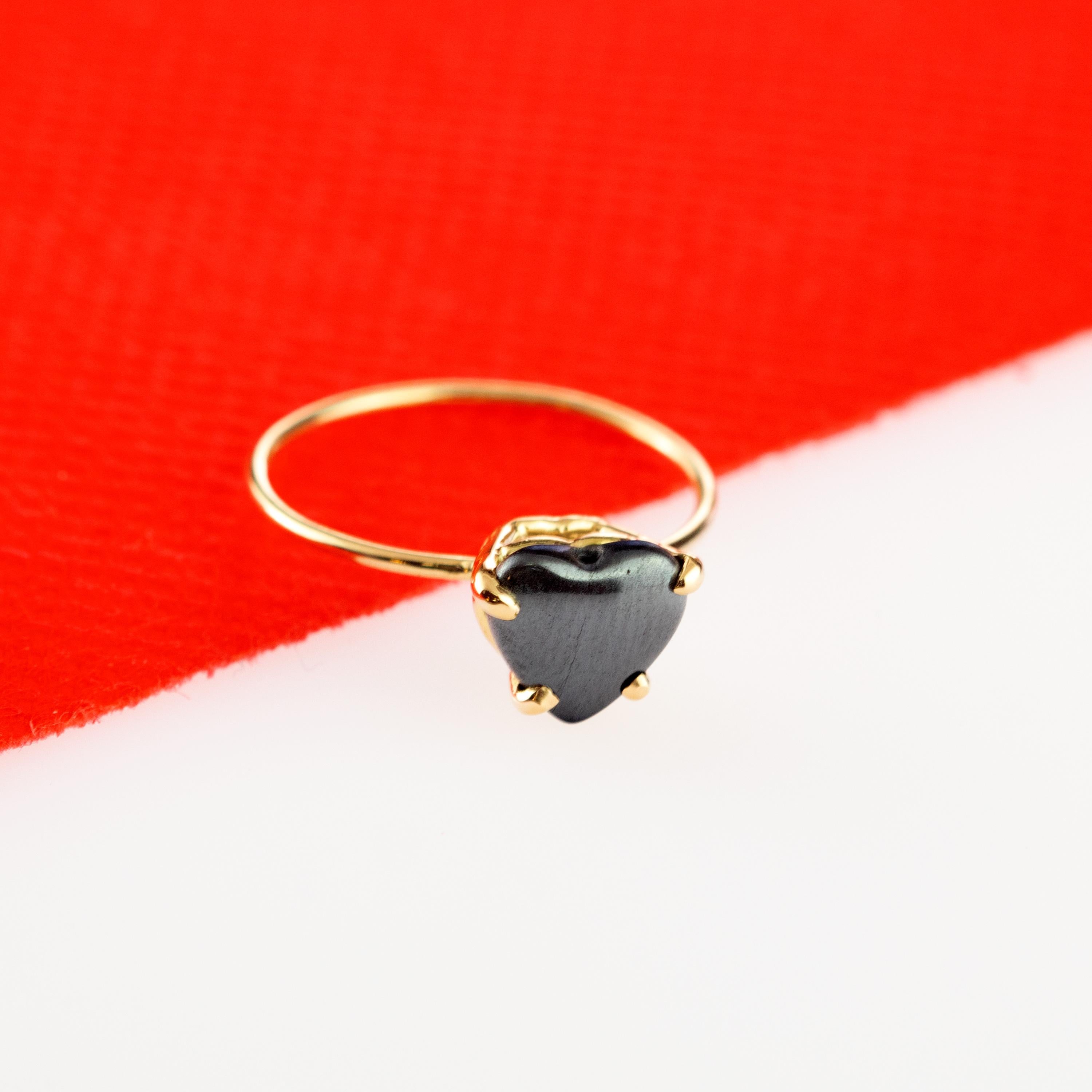 Hematite Heart 18 Karat Yellow Gold Boho Love Valentine's Day Cocktail Thin Ring In New Condition For Sale In Milano, IT