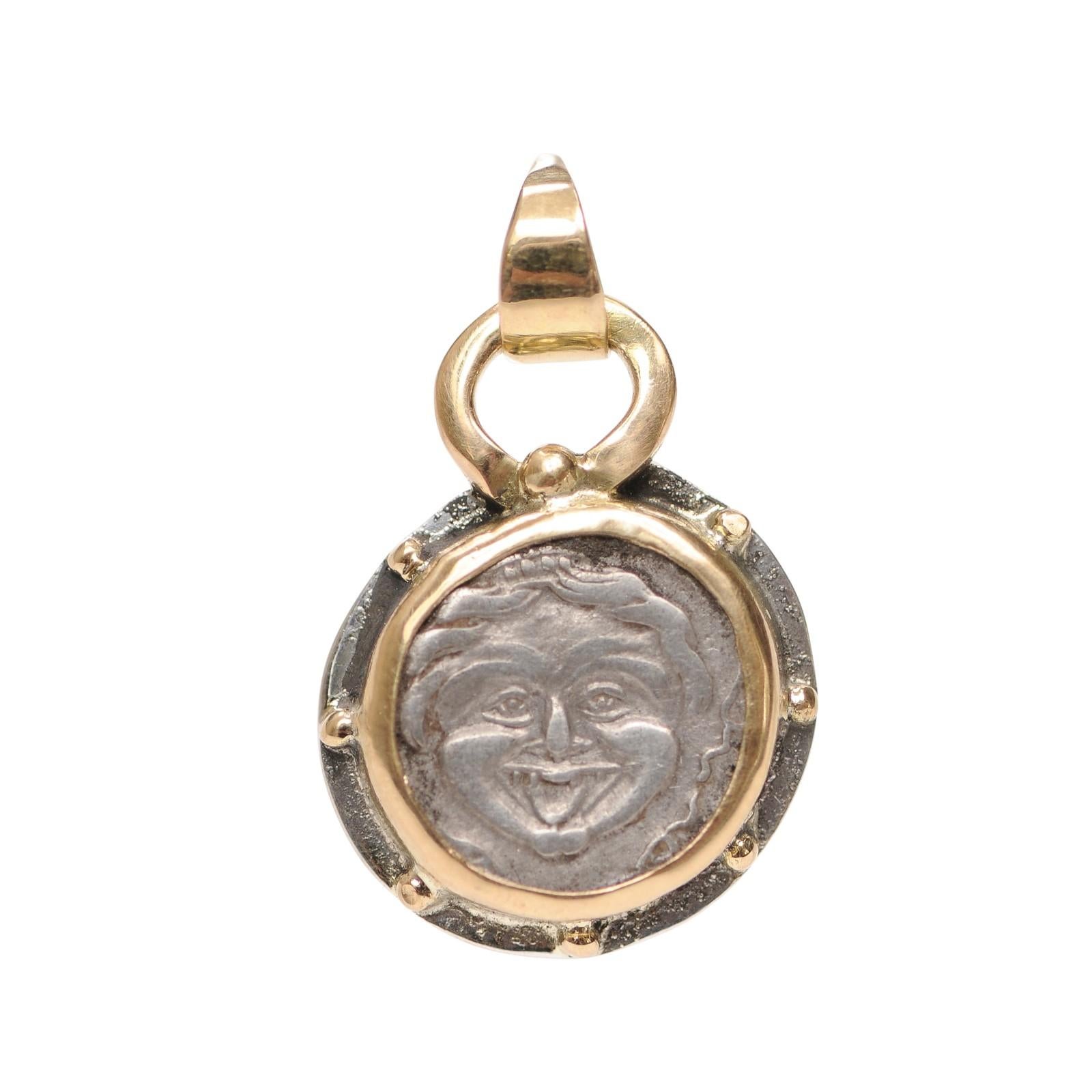 Un pendente emidrachmico AR rifinito in argento e oro 18 carati, circa IV secolo, proveniente da Mysia, Parion. Sul dritto, un toro in piedi a sinistra, con la testa rivolta a destra, sotto, un gambero di fiume. Sul retro, un gorgoneion rivolto