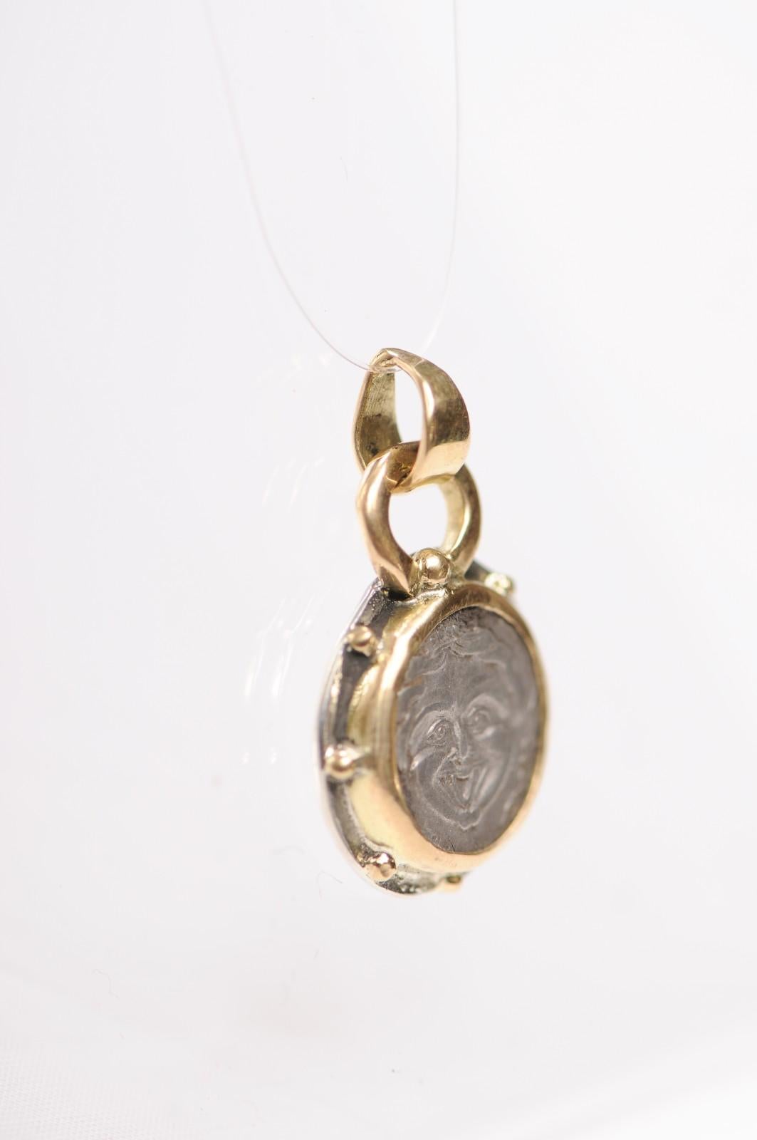 Ciondolo Hemidrachm, con finiture in oro e argento 18 carati In condizioni ottime in vendita a Atlanta, GA