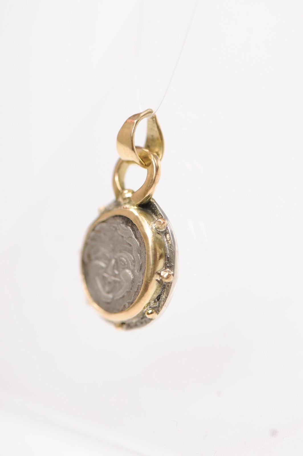 da uomo o donna Ciondolo Hemidrachm, con finiture in oro e argento 18 carati in vendita