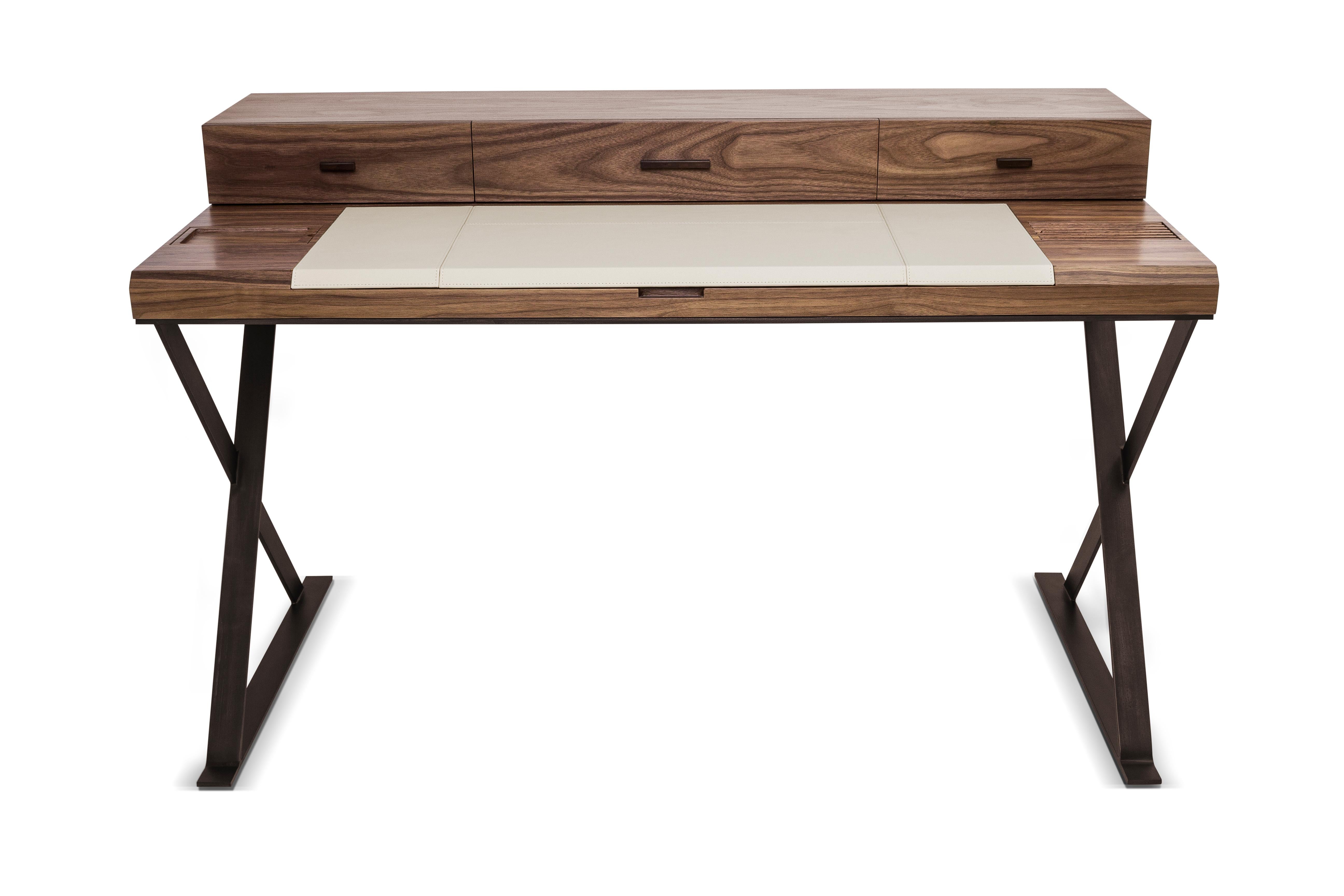 Der Hemingway-Schreibtisch aus massivem amerikanischem Nussbaumholz mit einer natürlichen Oberfläche und einer eleganten Lederplatte ist nicht nur schön, sondern auch langlebig. Dank des praktischen Designs können Sie Ihre Schreibwaren problemlos