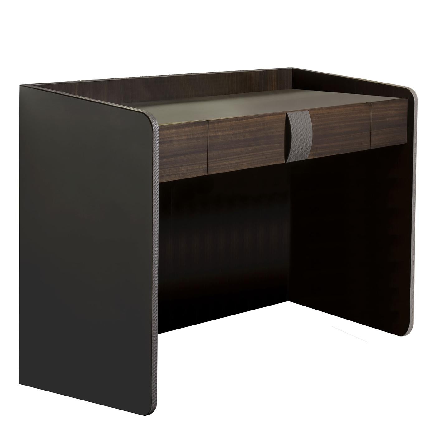 Named after 20th-century American novelist, this writing desk will make any studying or working activity more pleasing and alluring. It features an enclosing frame structure internally made of smoked eucalyptus veneered poplar plywood and externally