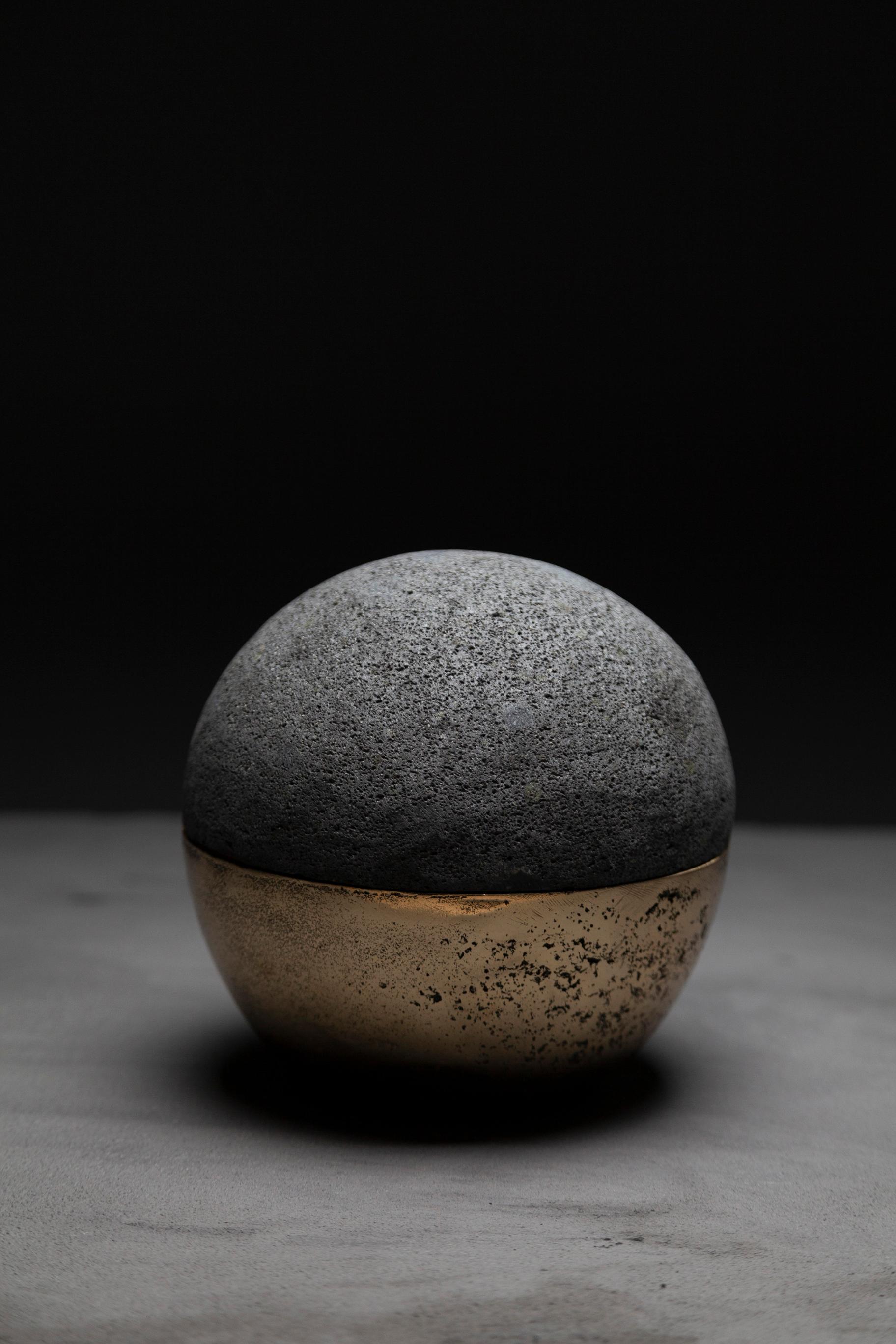 HEMISFERIO Table Lamp in Casted Bronze and Volcanic Stone by ANDEAN, In Stock In New Condition For Sale In Quito, EC