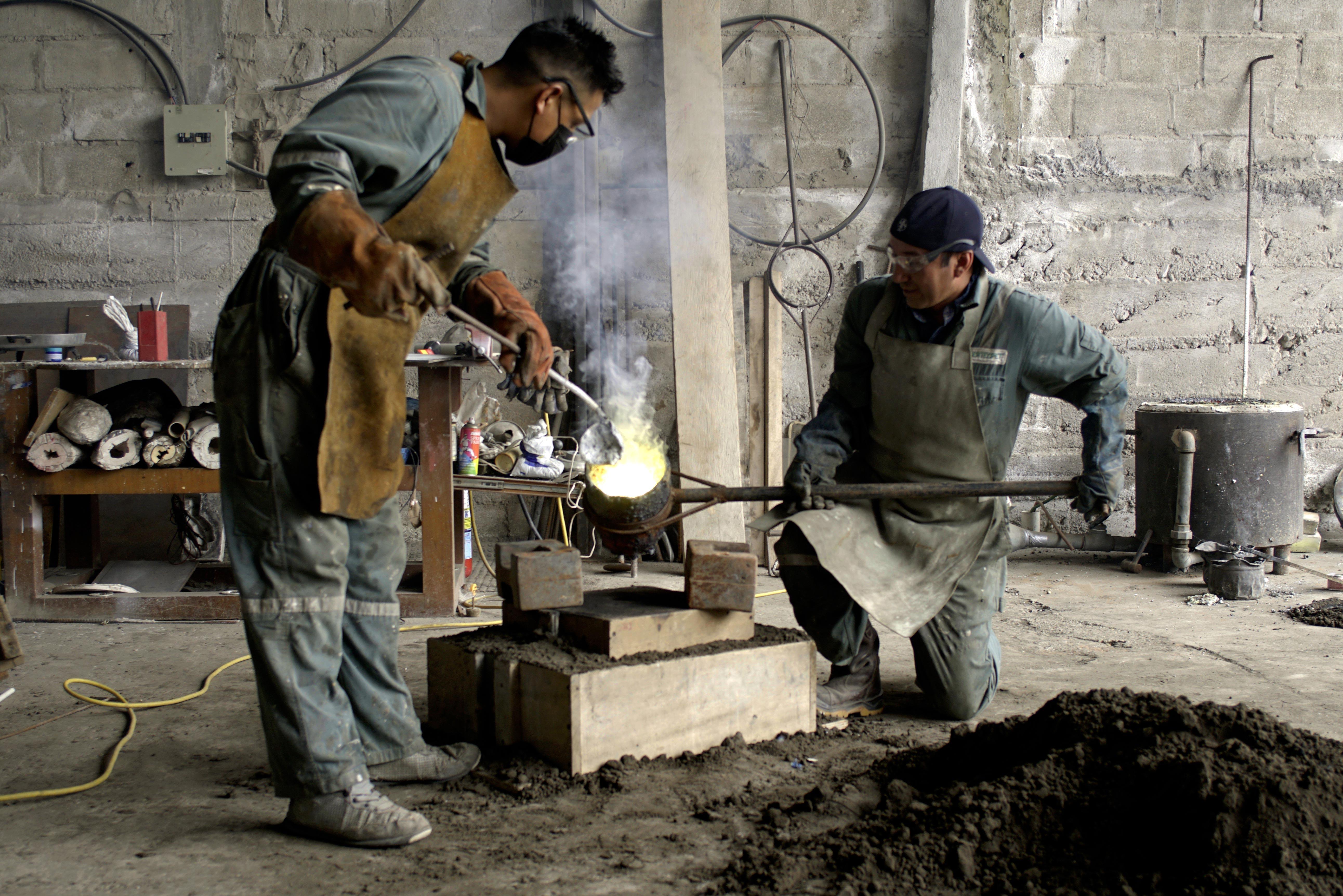 HEMISFERIO Table Lamp in Casted Bronze and Volcanic Stone by ANDEAN, In Stock For Sale 9