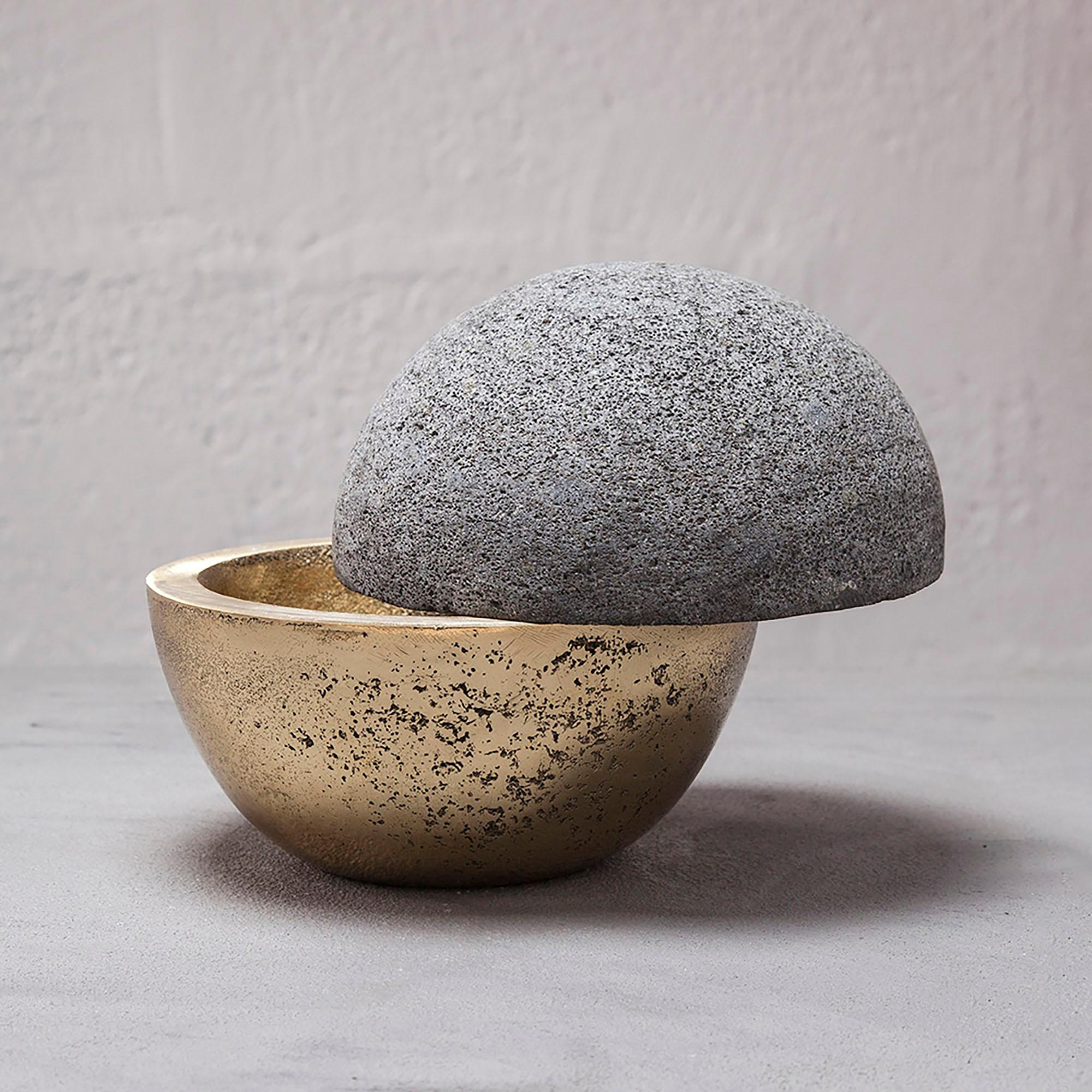Lámpara de mesa Hemisferio en bronce pulido y piedra volcánica by Estudio Andean
Dimensiones: P 16 x An 16 x Al 15,5 cm. 
Materiales: Bronce y piedra volcánica.

Todas nuestras lámparas pueden cablearse según cada país. Si se vende a EE.UU., se
