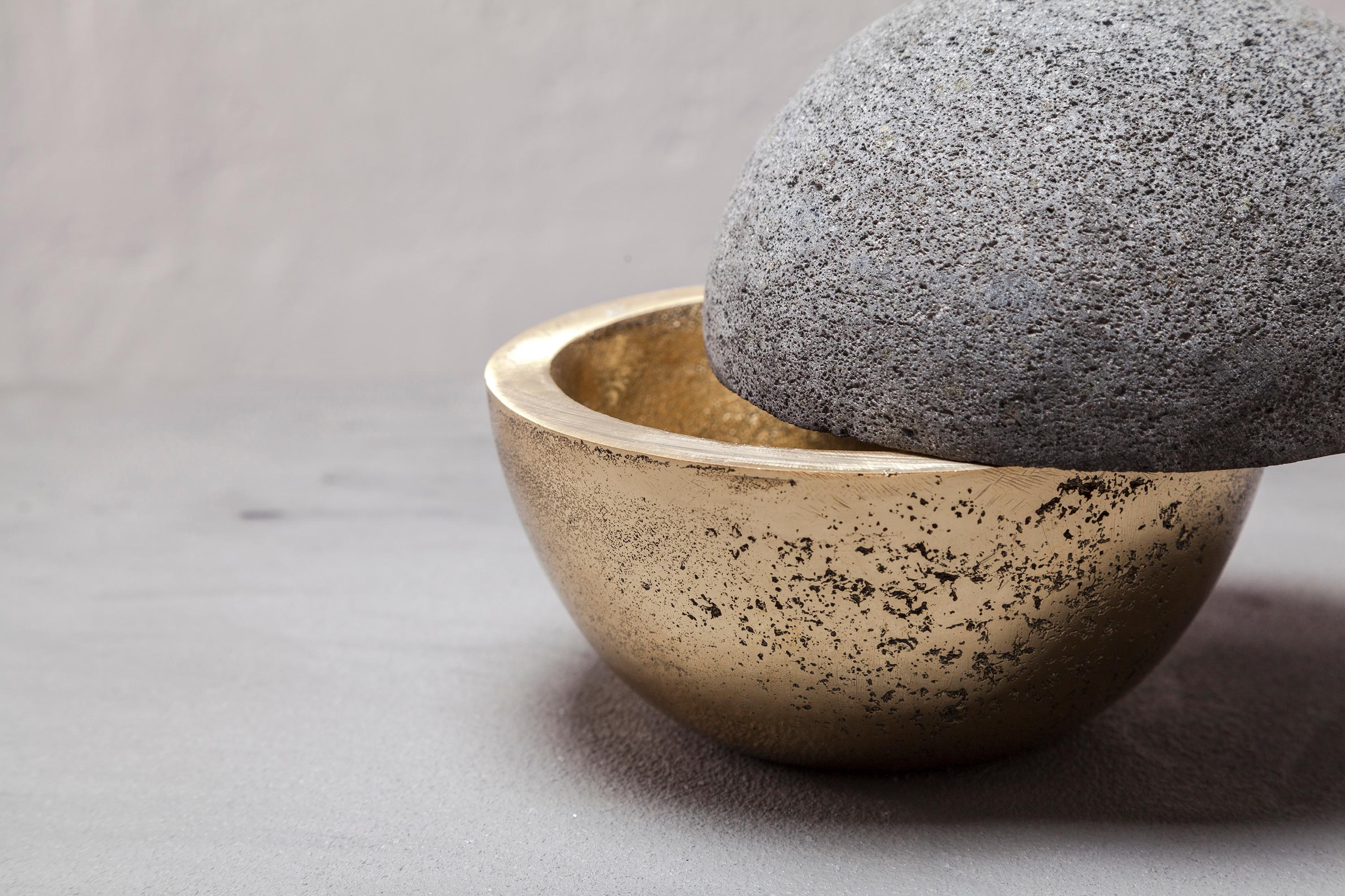 Lámpara de mesa Hemisferio en bronce pulido y piedra volcánica by Estudio Andean Posmoderno en venta