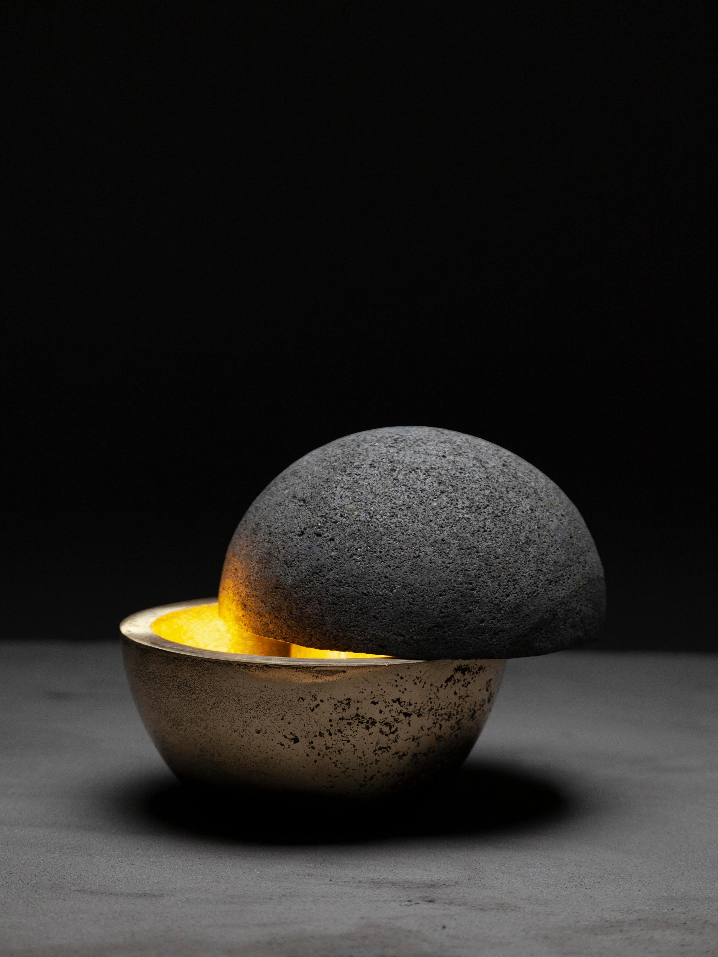 Lámpara de mesa Hemisferio en bronce pulido y piedra volcánica by Estudio Andean Otro en venta
