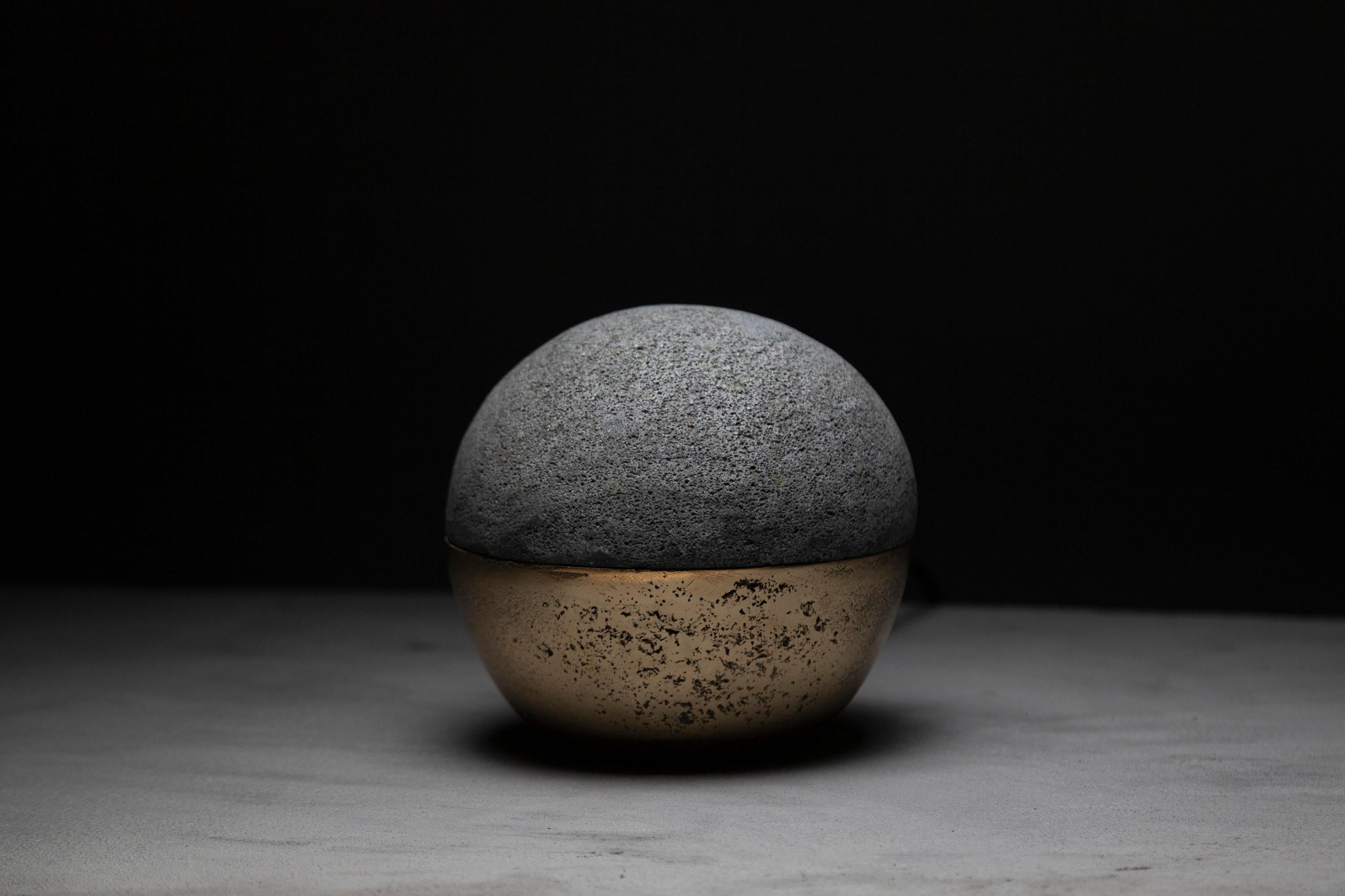 Lámpara de mesa Hemisferio en bronce pulido y piedra volcánica by Estudio Andean en Nuevo estado para la venta en Geneve, CH