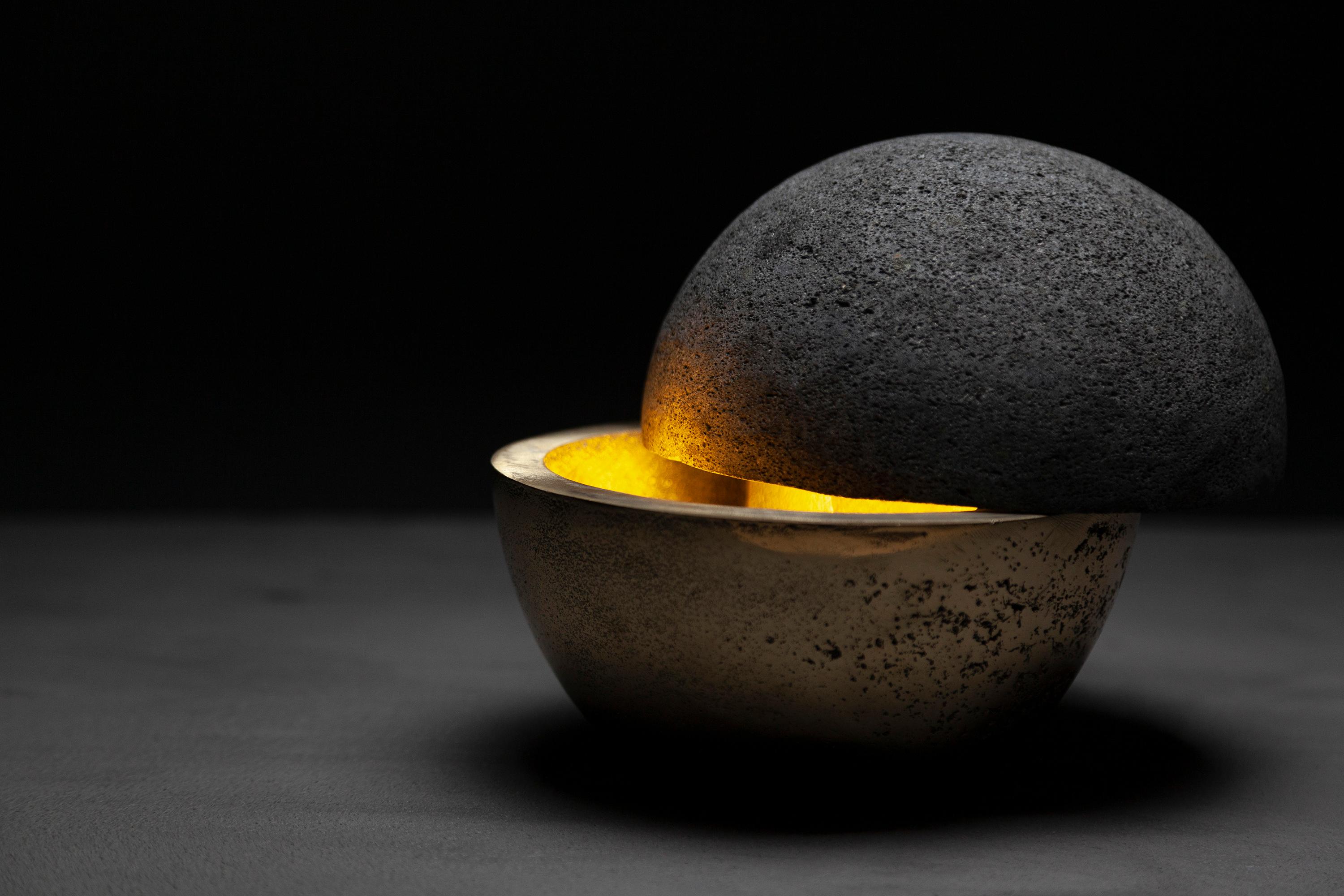 Lámpara de mesa Hemisferio en bronce pulido y piedra volcánica by Estudio Andean Siglo XXI y contemporáneo en venta