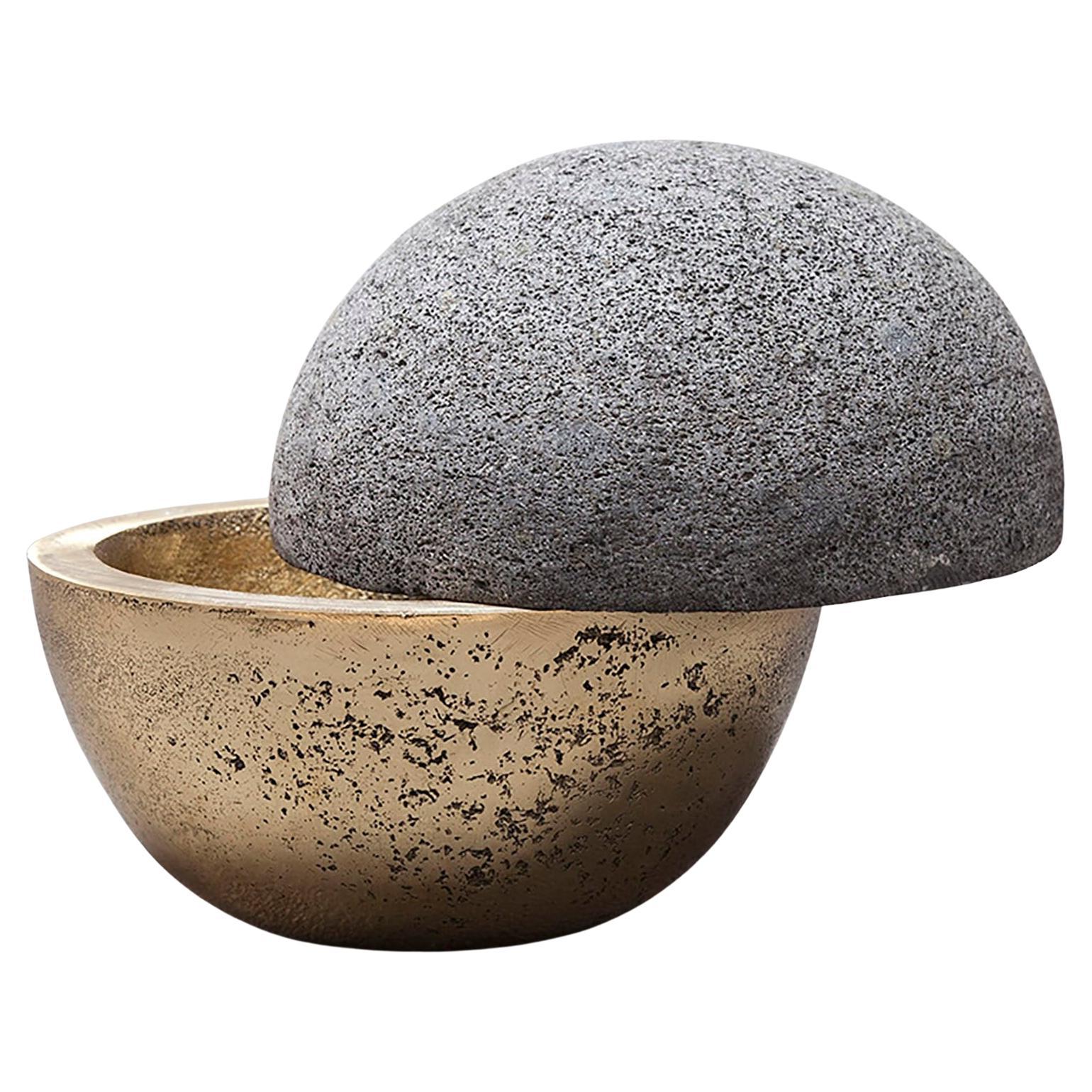 Lámpara de mesa Hemisferio en bronce pulido y piedra volcánica by Estudio Andean