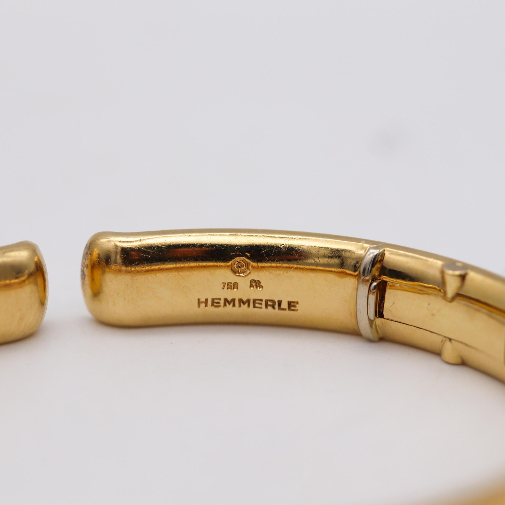 Un bracelet avec des rubis conçu par Hemmerle.

Un bracelet exceptionnel, créé à Munich par la maison de joaillerie allemande Hemmerle. Ce magnifique bijou très chic a été réalisé en or jaune massif de 18 carats avec des détails en platine massif