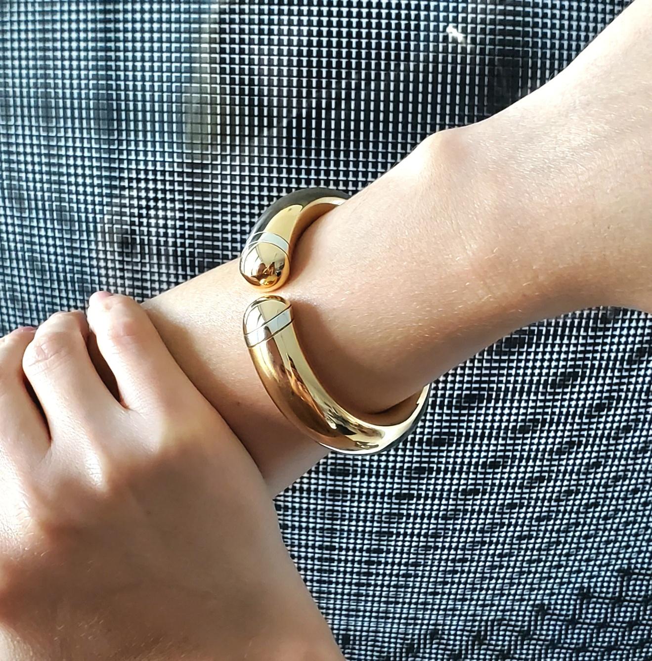 Manschettenarmband, entworfen von Hemmerle.

Ein fantastisches und elegantes Manschettenarmband, das Ende der 1980er Jahre in München vom Schmuckhaus Hemmerle entworfen wurde. Dieses wunderschöne Stück wurde vom Hersteller Hemmerle mit sehr