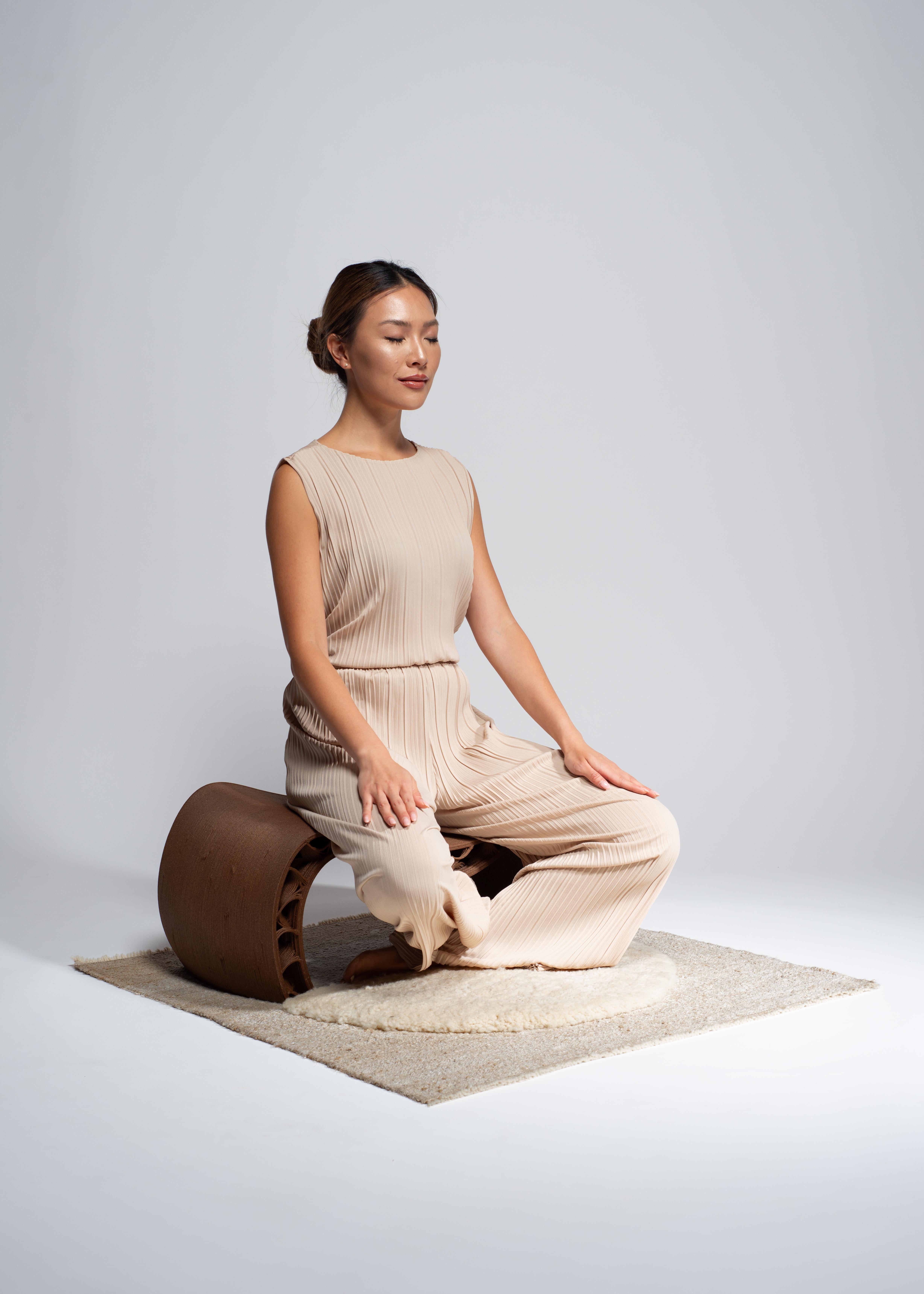 HEMPLA is a Meditation Set made of 3Dprinted Hemp with a handwoven hemp-wool rug In New Condition For Sale In London, England