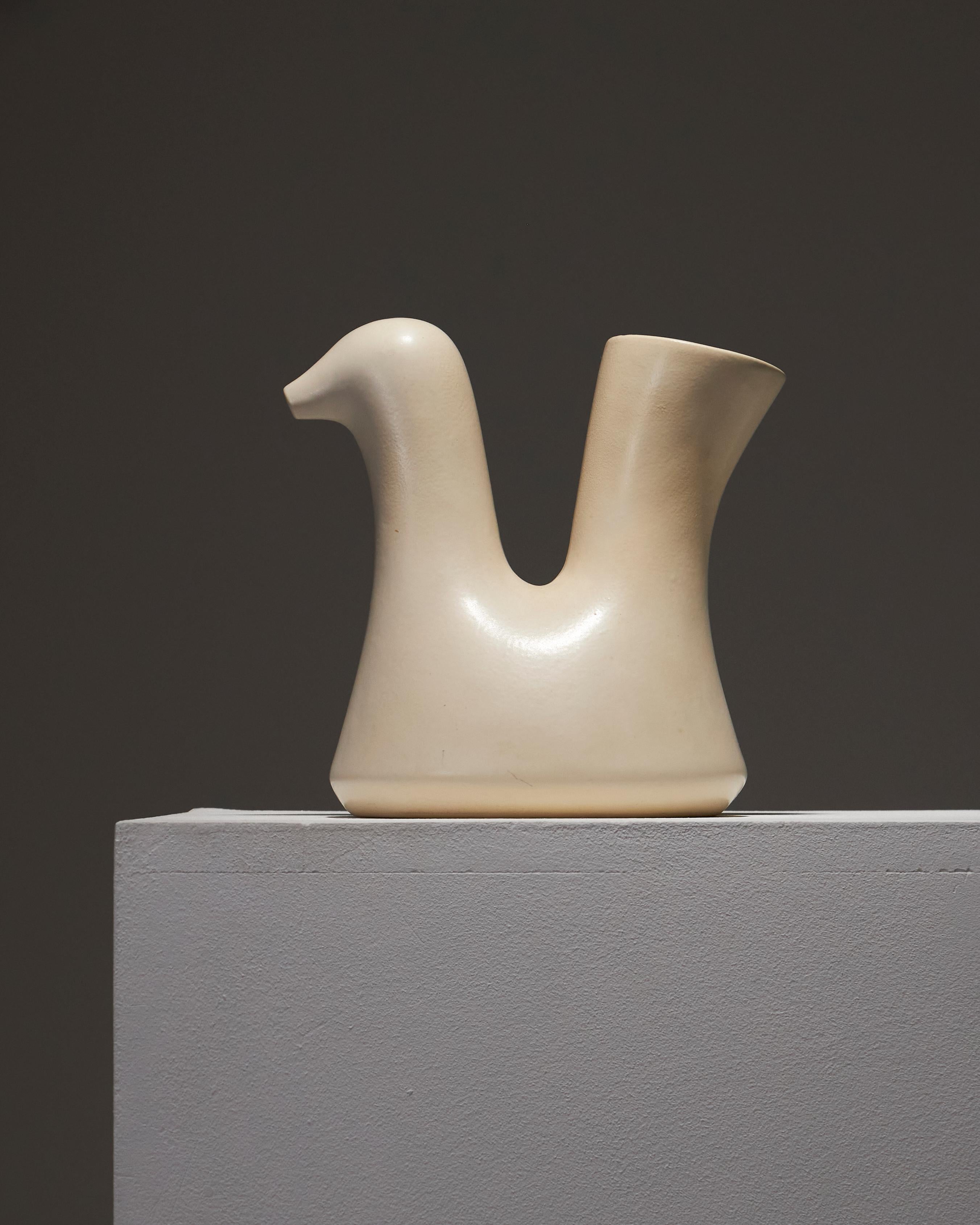 Elegante brocca in ceramica di colore bianco opaco, con un design stilizzato che ricorda una gallina. Creato negli anni '60 per essere venduto a beneficio dello Château des Milandes, la casa di Josephine Baker. Un pezzo raro in ottime condizioni,