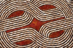 Arte da parete con piume, motivo geometrico astratto nei toni del rosso e della terra, 2025