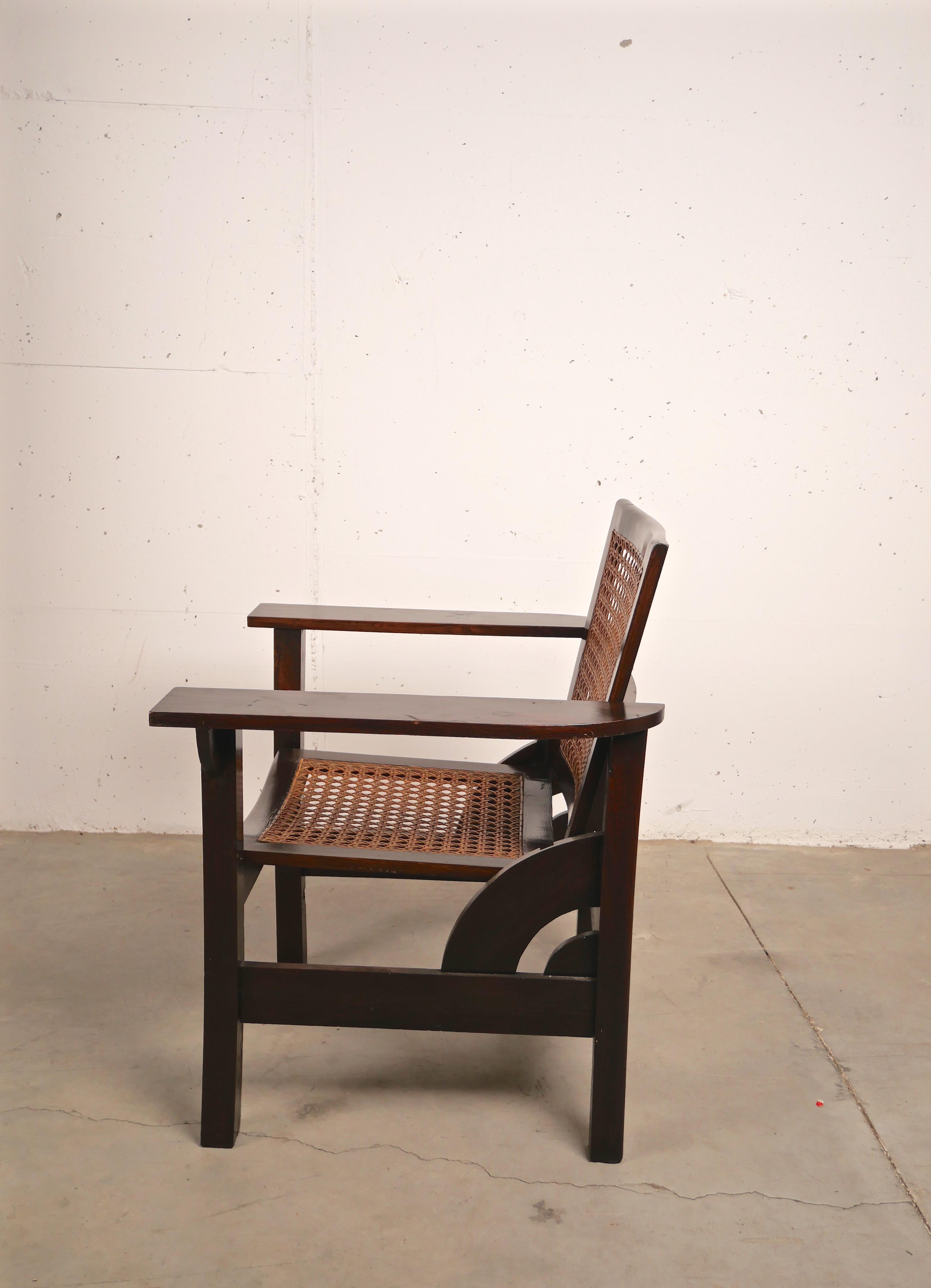 Le fauteuil Hendaye a été conçu dans les années 1930 par Pierre Dariel. Il est composé d'une structure entièrement en noyer, d'une assise et d'un dossier en rotin avec dossier rabattable. Ce modèle est équipé d'un système de porte-bagages à trois