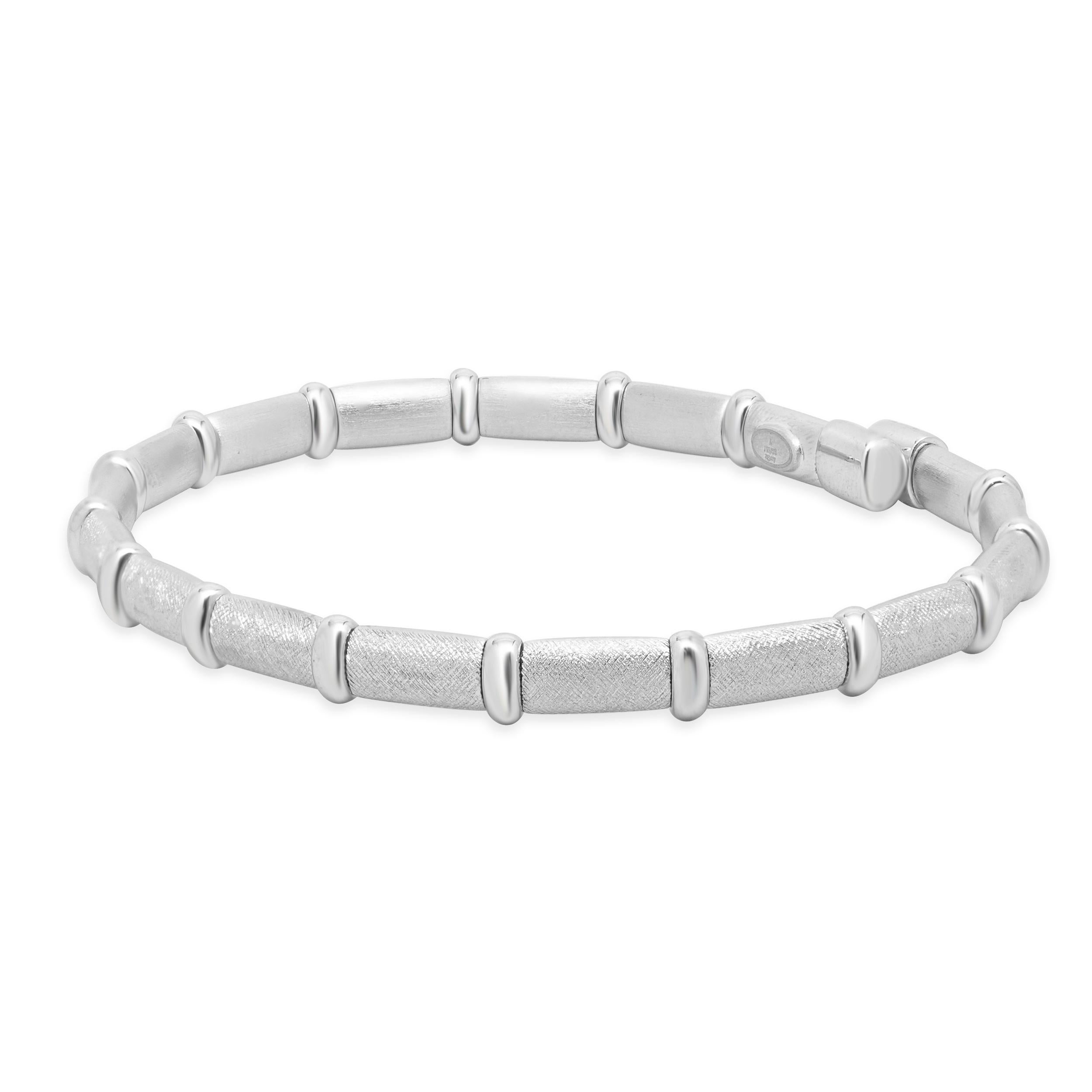 Progettista: Henderson Legacy
Materiale: Oro bianco 18 carati, argento sterling, smalto argentato
Dimensioni: il bracciale si adatta a un polso di 7 pollici
Peso: 14.55 grammi

