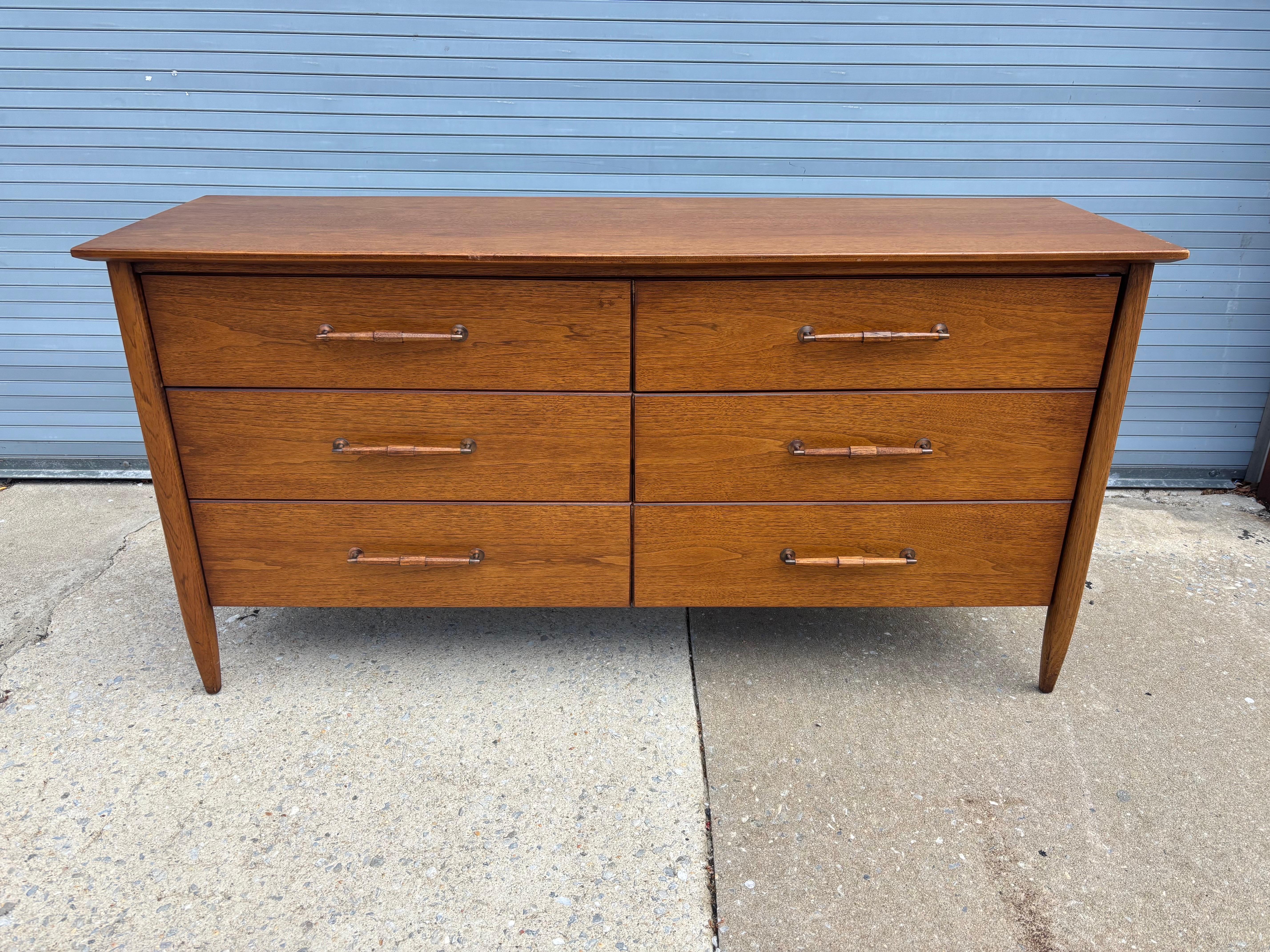 Hendredon 6 Drawer Walnut Low Dresser In Good Condition For Sale In Philadelphia, PA