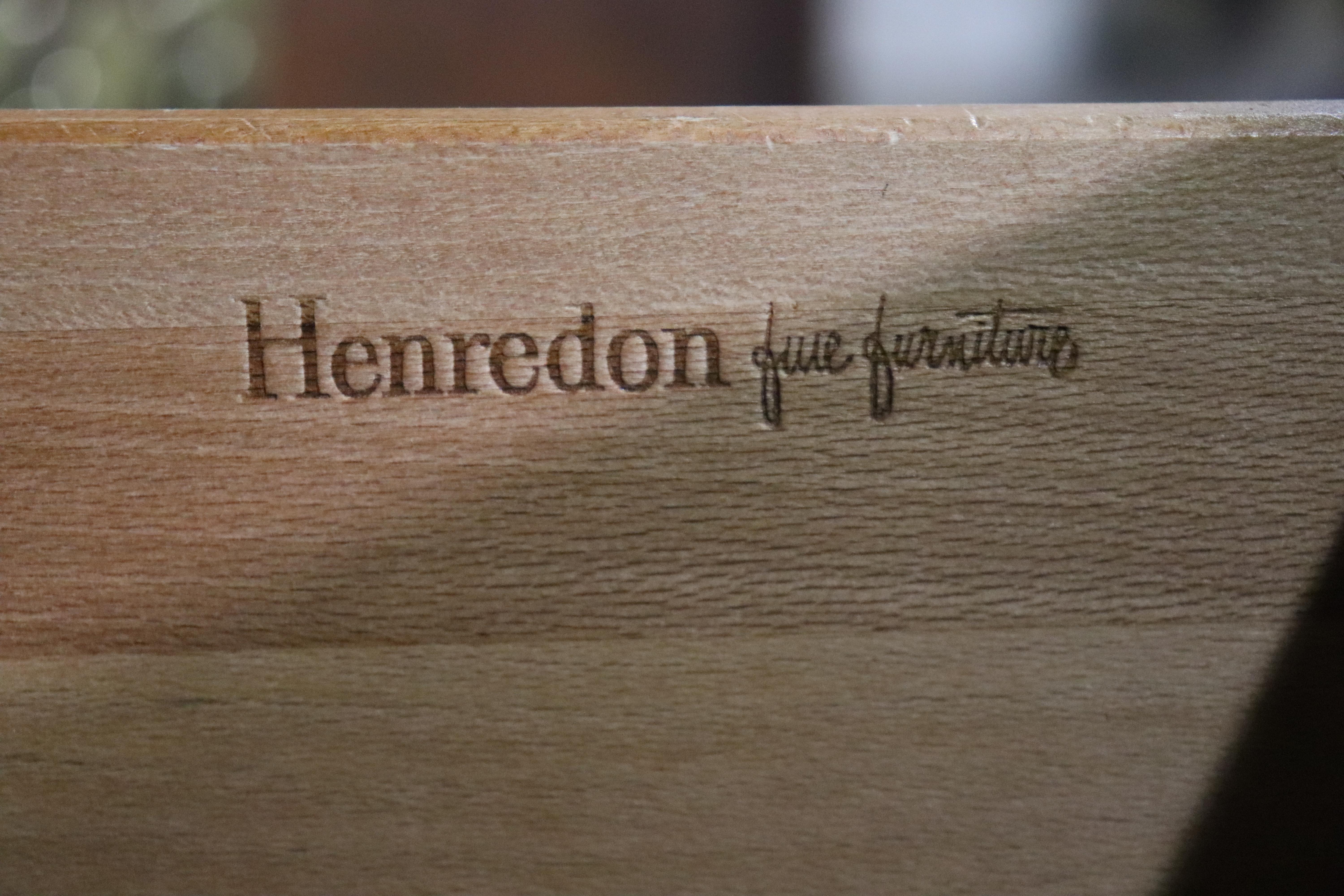 Hendredon-Nachttische im antiken Stil im Zustand „Gut“ im Angebot in Brooklyn, NY