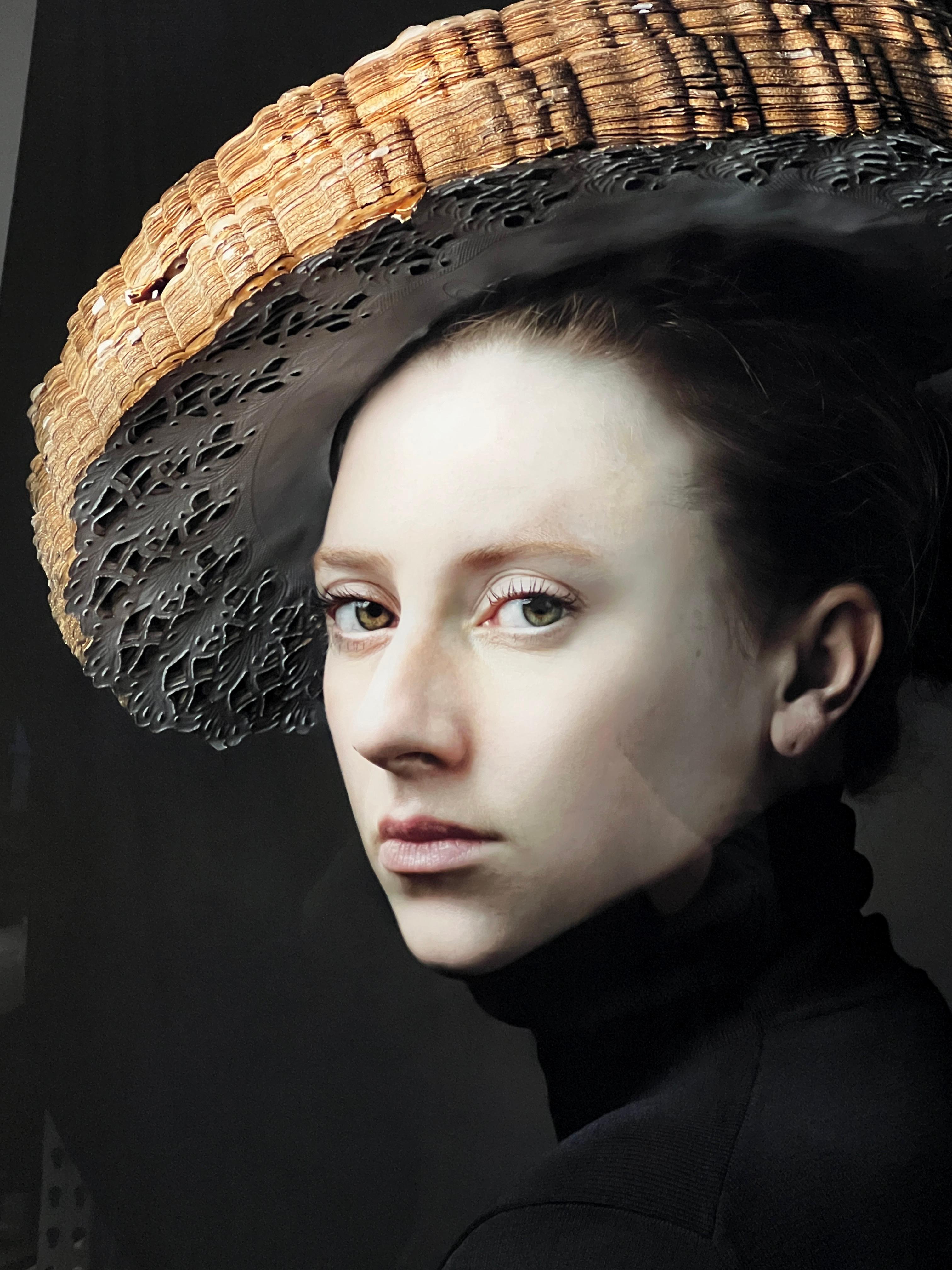 Goldener Tortenhut (Schwarz), Portrait Photograph, von Hendrik Kerstens