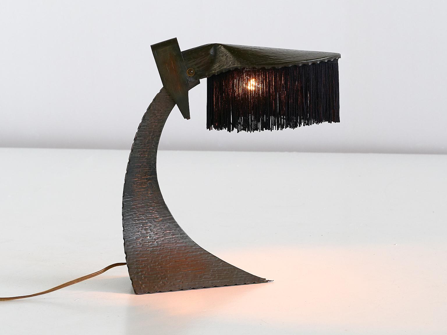 Early 20th Century Hendrik Methorst Table Lamp in Hammered Copper and Silk, Amsterdam School, 1925 For Sale