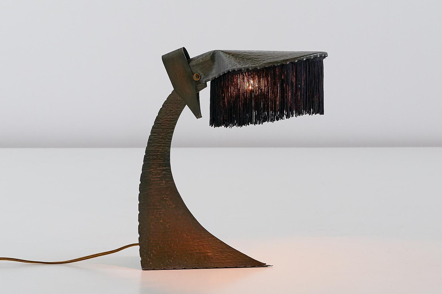 Hendrik Methorst Table Lamp in Hammered Copper and Silk, Amsterdam School, 1925 For Sale 1