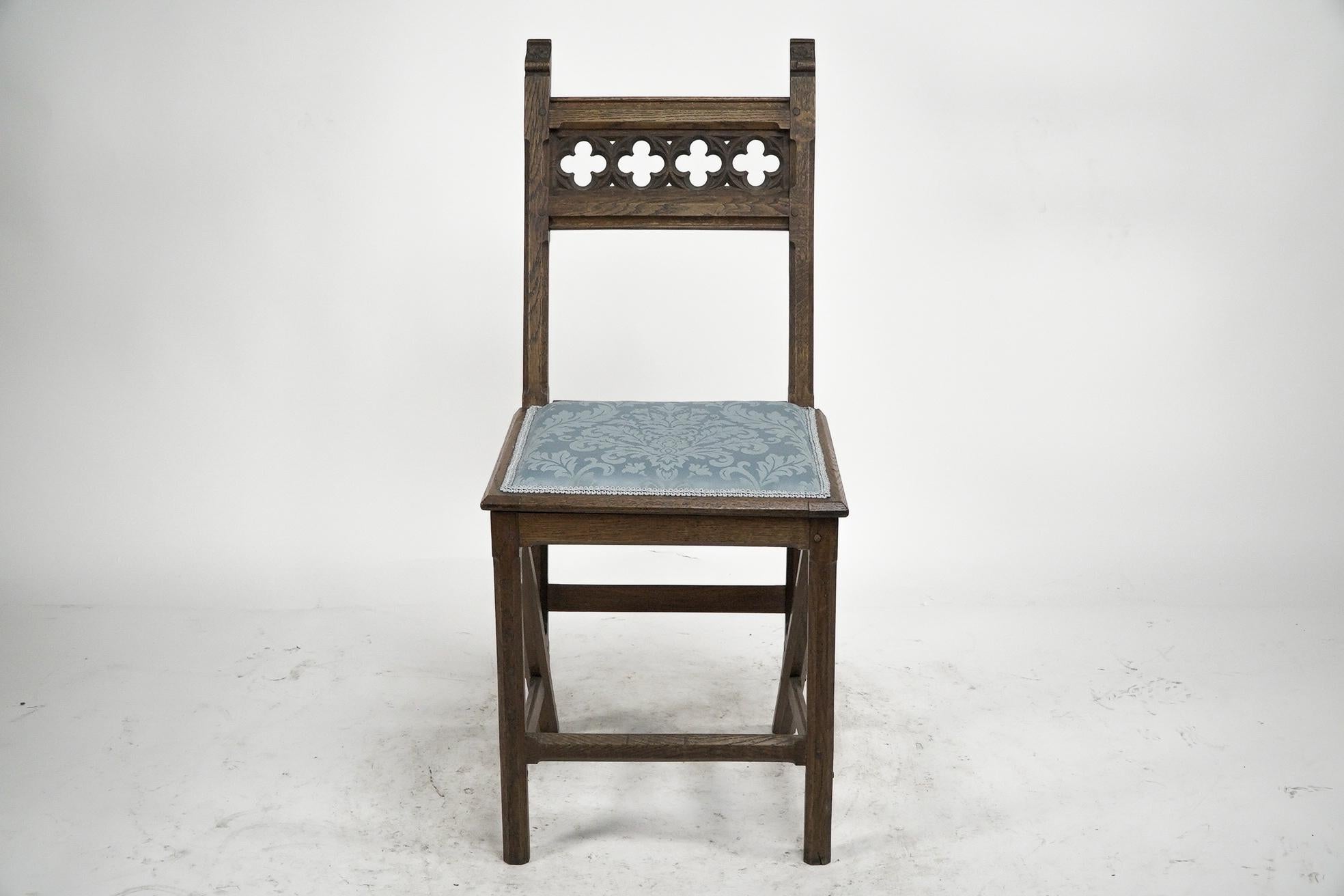Hendrik Petrus Berlage Néerlandais. Un ensemble captivant de quatre chaises d'appoint en chêne de style néo-gothique, dont les pieds sont dotés d'un cadre en A à l'architecture progressive. Ces chaises rendent hommage à l'illustre période