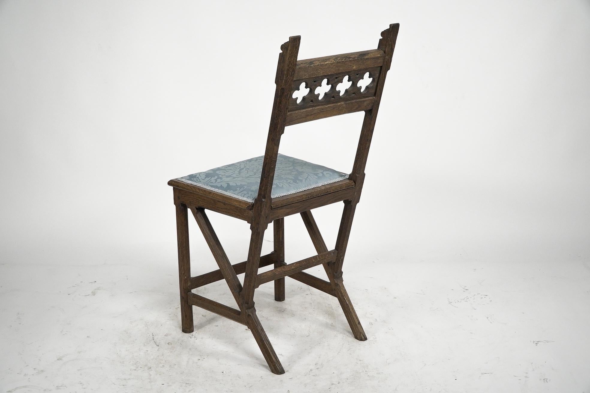Début du 20ème siècle Hendrik Petrus Berlage Néerlandais. Un ensemble de quatre chaises d'appoint en chêne de style Revive gothique en vente