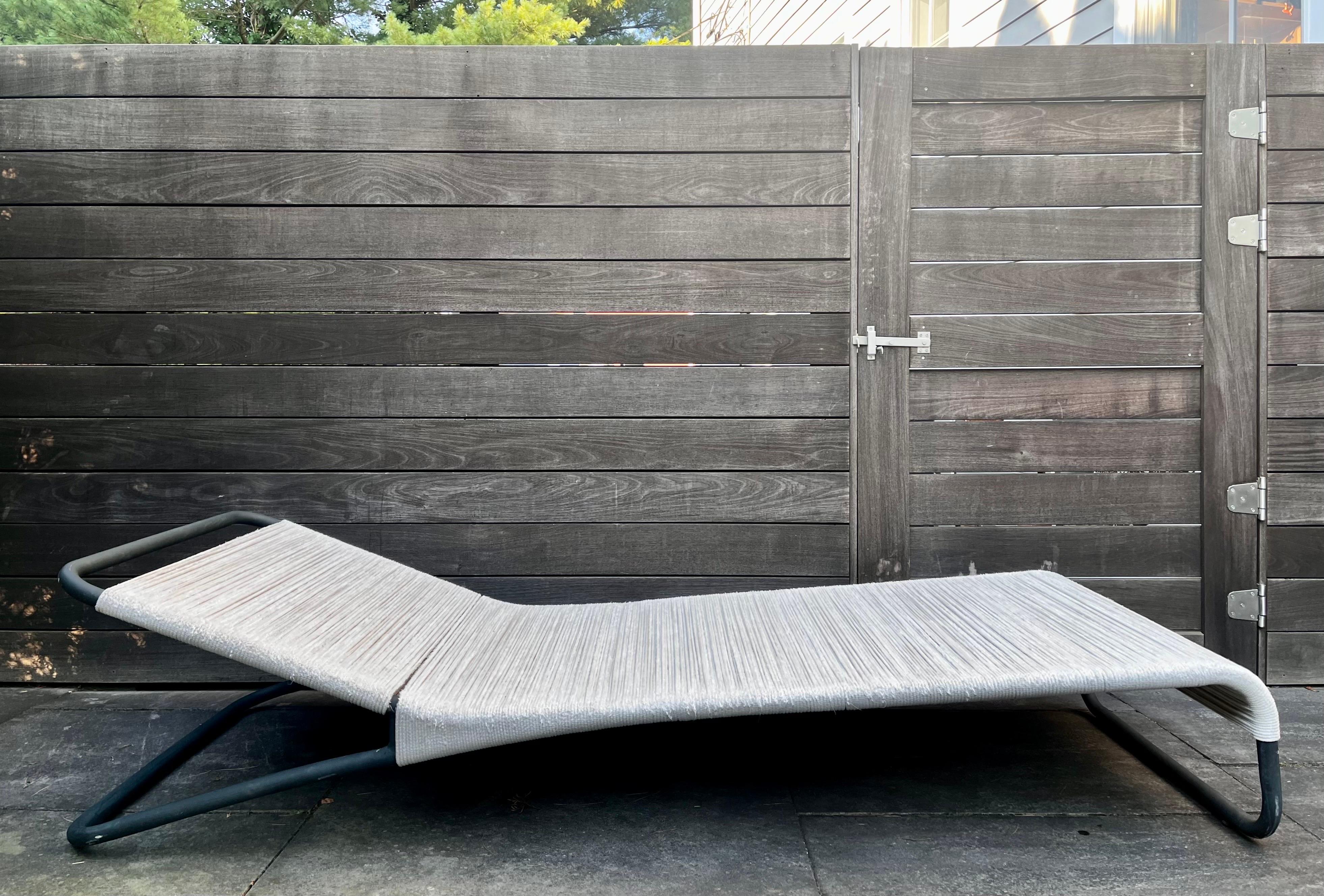 Chaise longue emblématique de la terrasse extérieure

Conçu par Hendrik Van Keppel & Taylor Green, 1939
Réédité par Brown Jordan en Collaboration avec DWR, circa 2009 (n'est plus en production)
Les chaises portent l'étiquette Brown Jordan. Trois