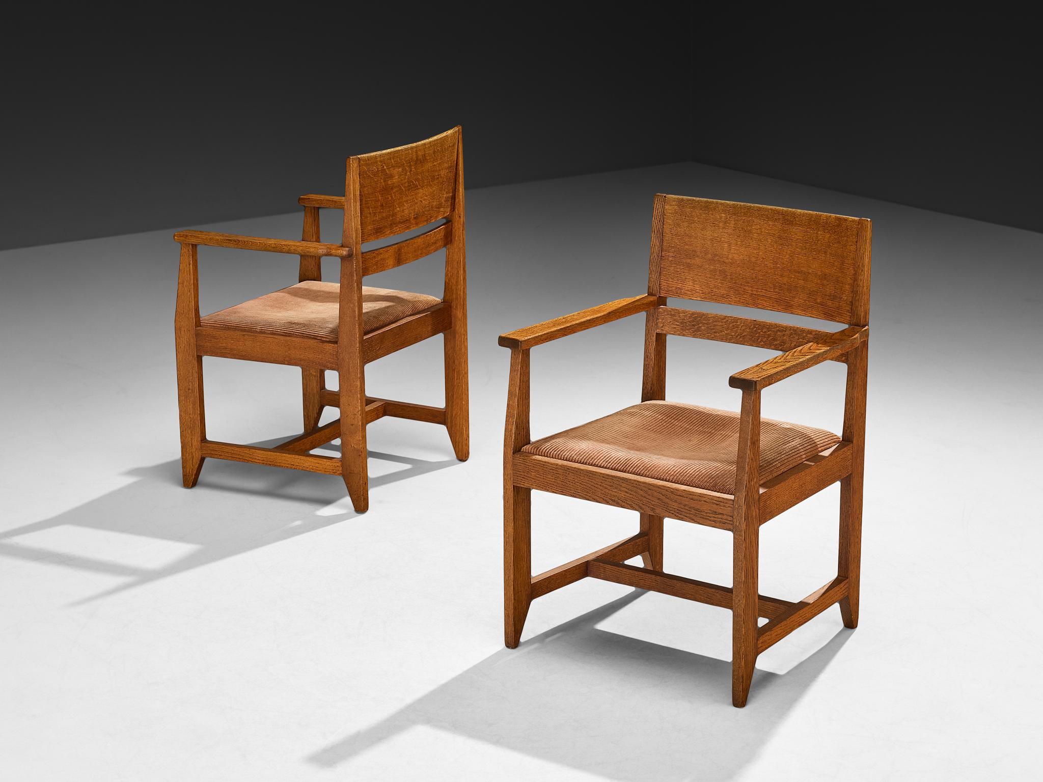 Hendrik Wouda para H. Pander & Zn, pareja de sillones, roble, tela de pana, Países Bajos, años 30

Estos llamativos sillones Art Déco fueron diseñados por el arquitecto y diseñador holandés Hendrik Wouda durante la década de 1930 para H. Pander &