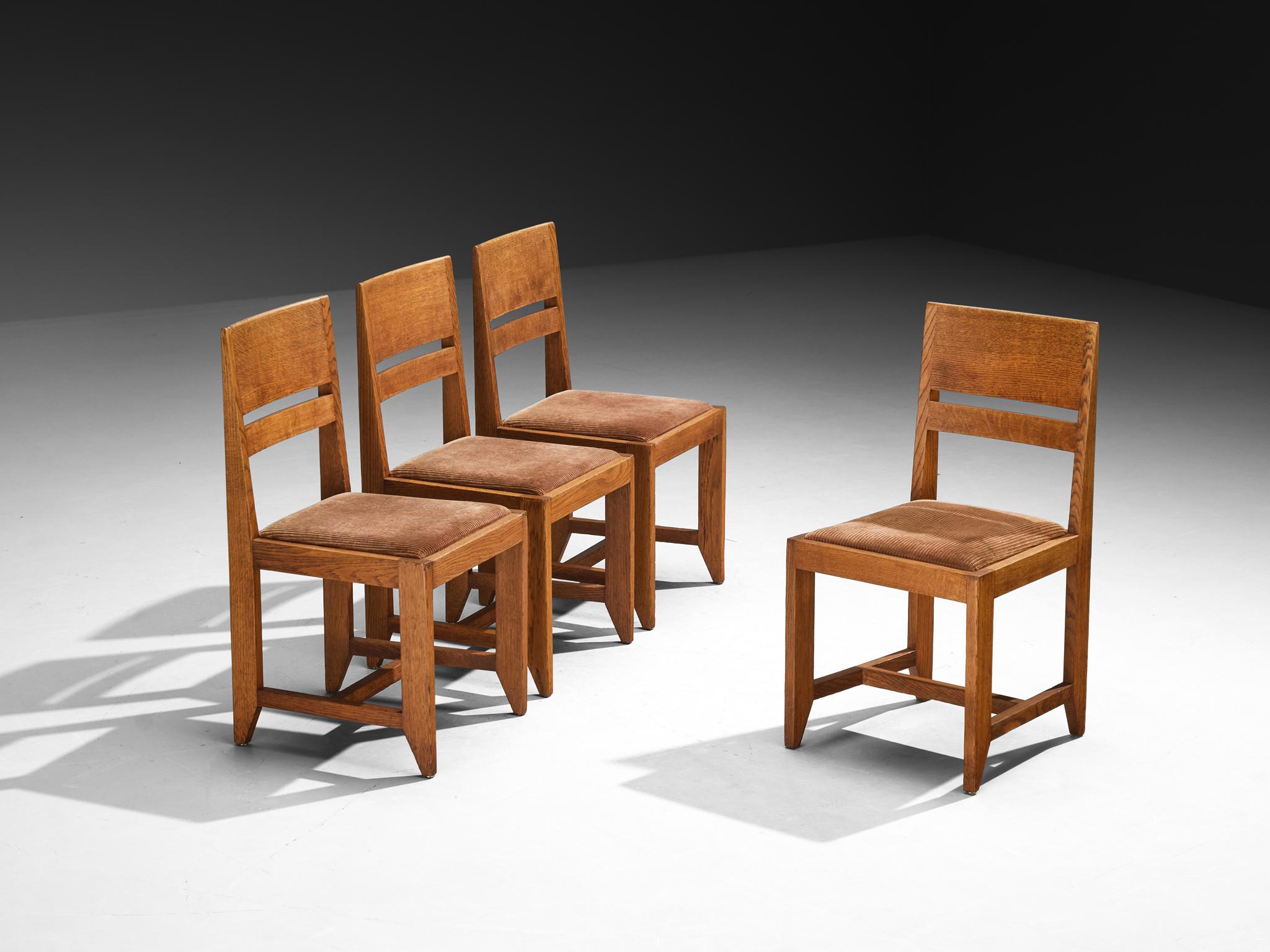 Hendrik Wouda para H. Pander & Zn, juego de cuatro sillas, roble, tela de pana, Países Bajos, años 30

Estas llamativas sillas Art Déco fueron diseñadas por el arquitecto y diseñador holandés Hendrik Wouda durante la década de 1930 para H. Pander &