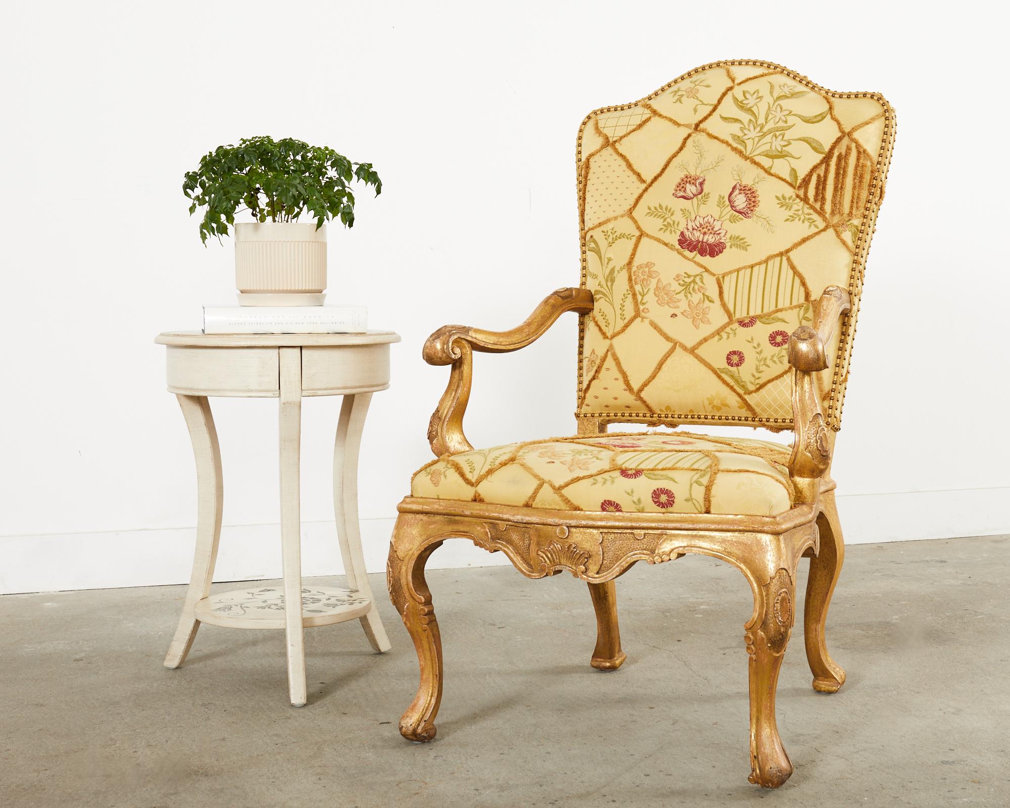 Opulent trône ou fauteuil de style baroque italien réalisé par Hendrix Allardyce Hollywood, CA. Le fauteuil présente un large cadre en hêtre sculpté à la main et décoré d'une spectaculaire finition dorée. Le bois est volontairement vieilli et patiné
