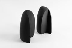 Serre-livres Henge, ensemble de 2 pièces en béton noir par UM Studio