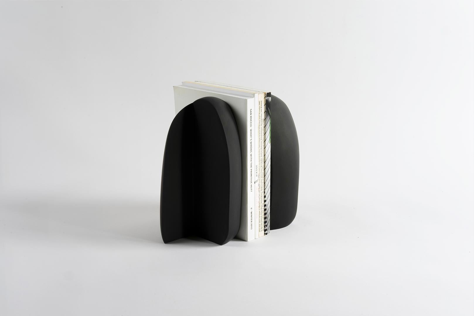 XXIe siècle et contemporain Serre-livres Henge, ensemble de 2 pièces en béton noir par UM Studio en vente