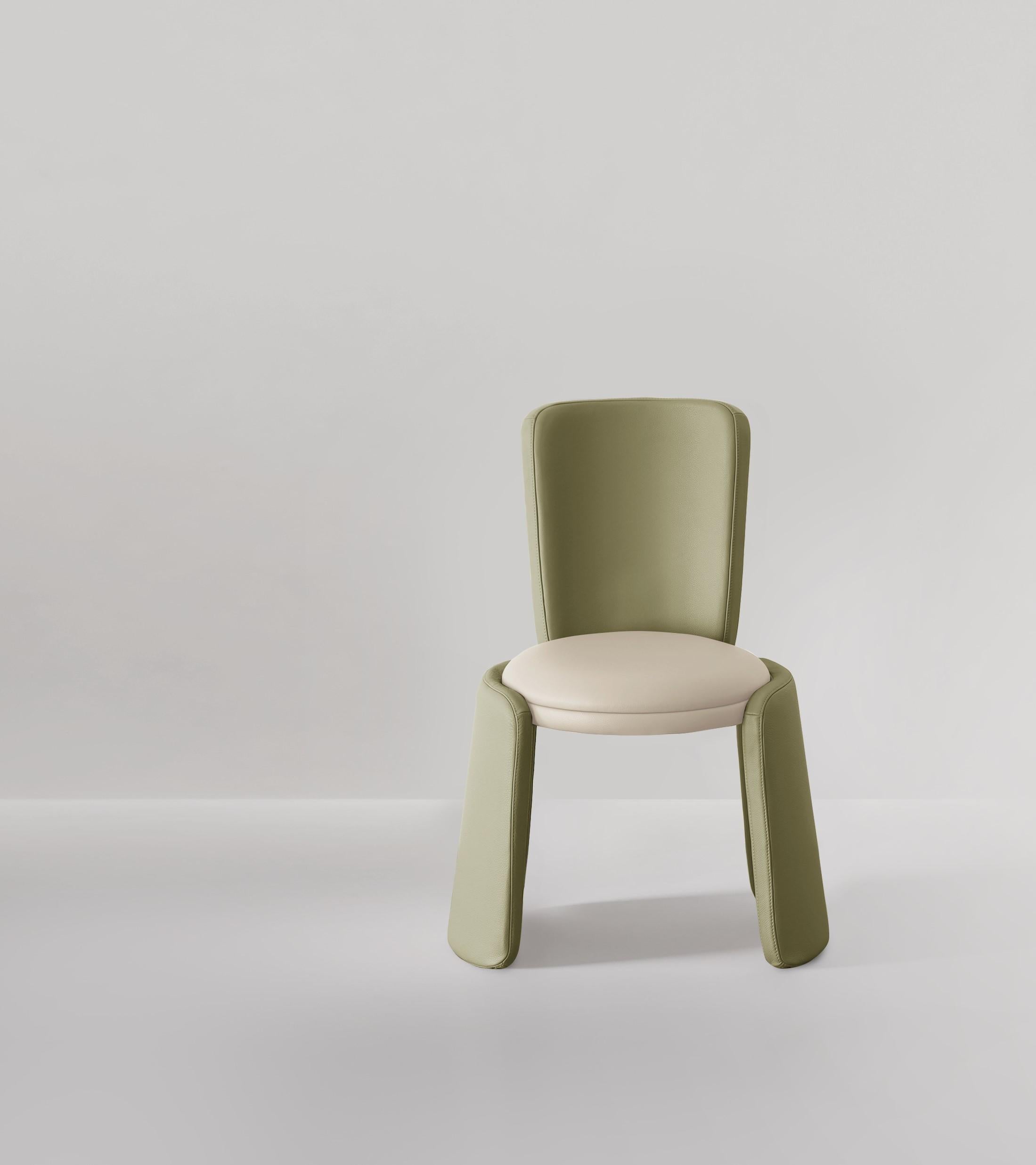 Moderne Chaise contemporaine Inge entièrement rembourrée en vente