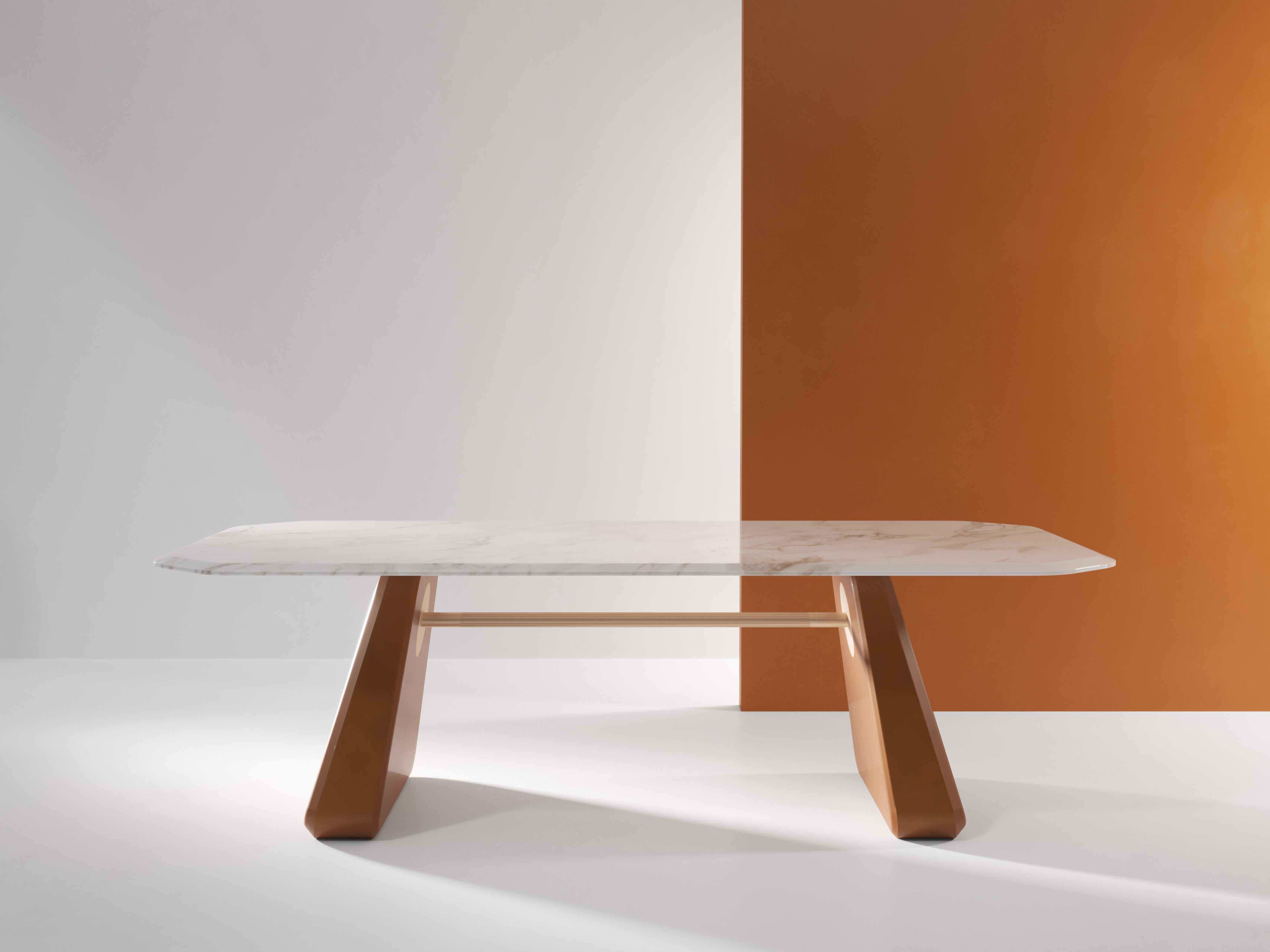 La table Inge est dotée d'un superbe plateau en marbre, soutenu par deux grands socles en pierre. Une barre magnifiquement détaillée enjambe la distance qui les sépare et les maintient ensemble. Inge tire son nom d'une célèbre formation rocheuse en