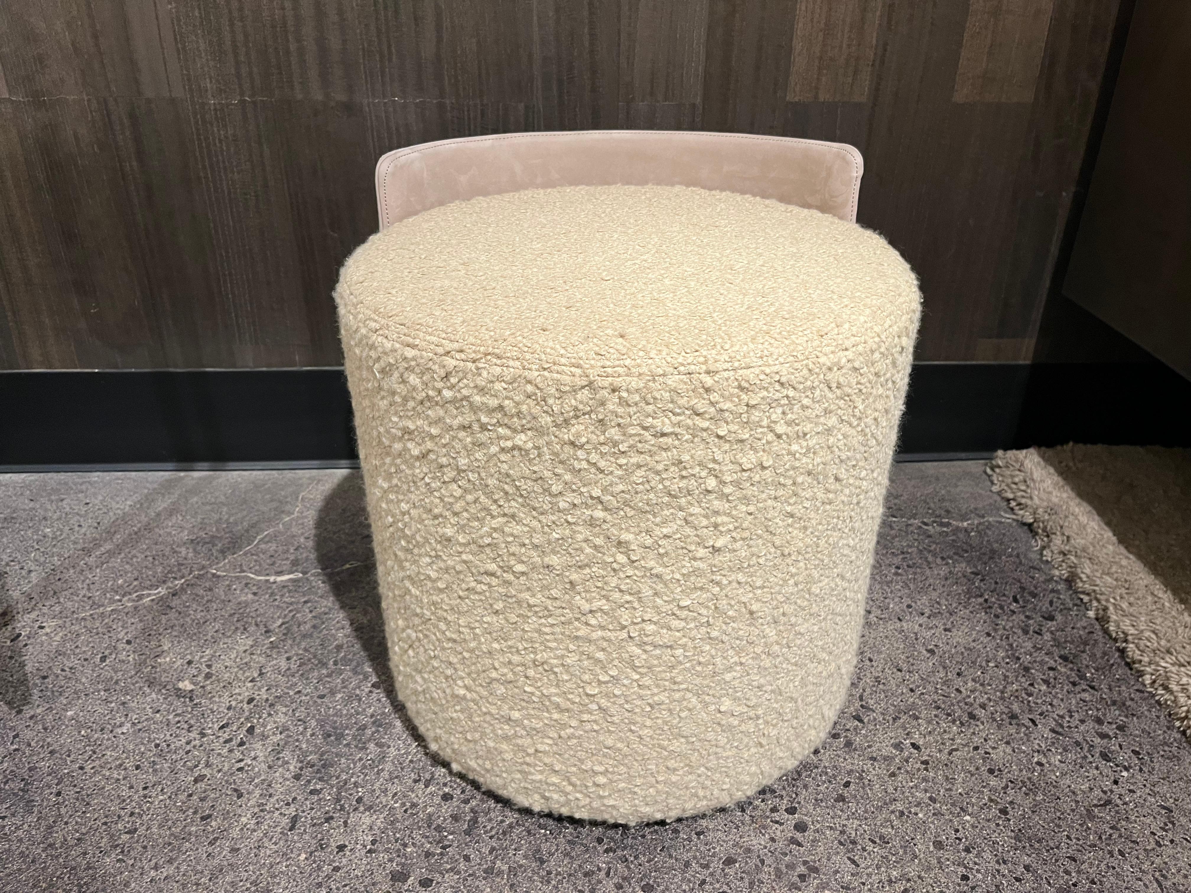 Henge Italienischer Pouf-Drehhocker im Zustand „Hervorragend“ im Angebot in Seattle, WA