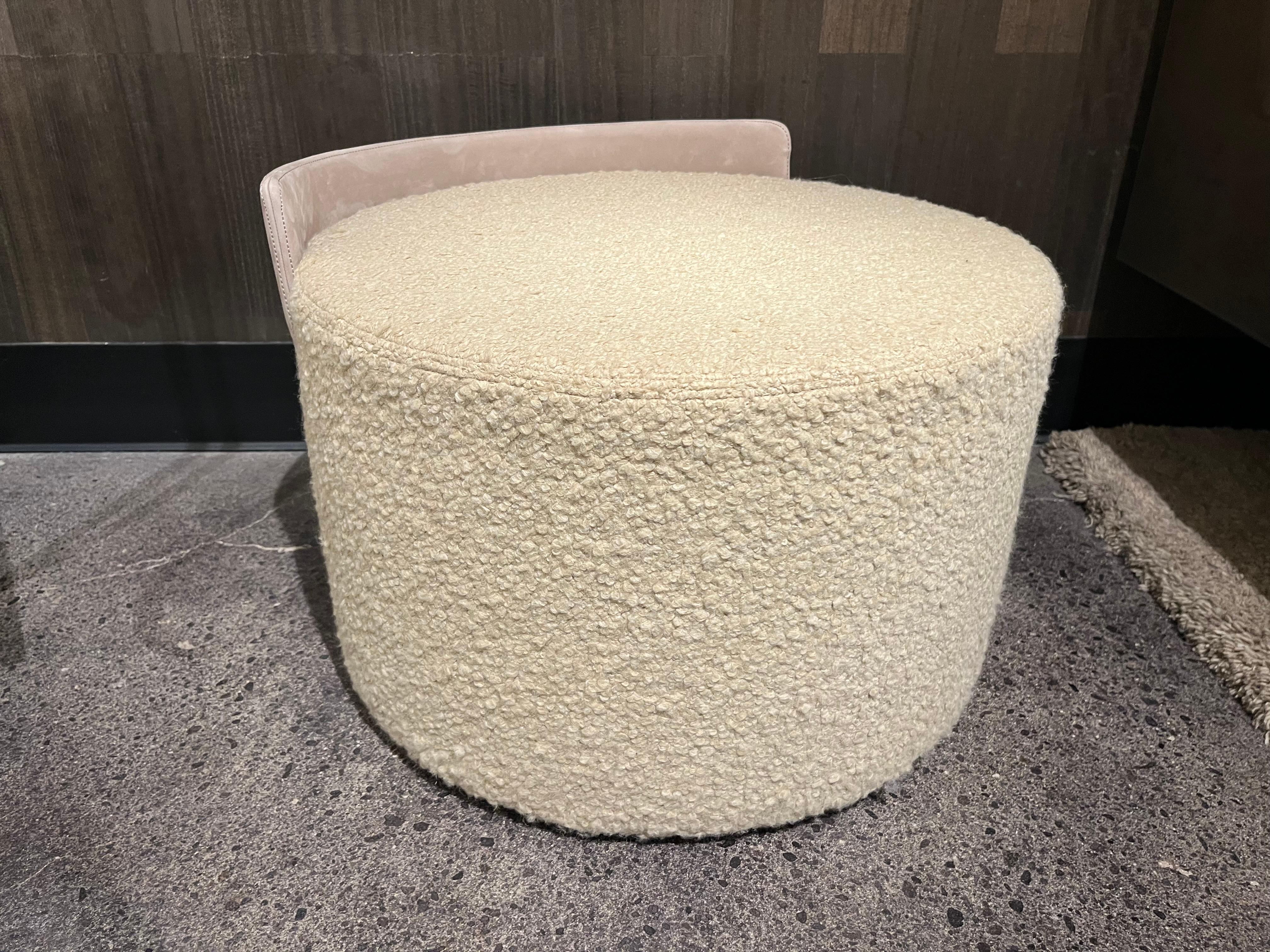 Henge Italienischer Pouf-Drehhocker im Zustand „Hervorragend“ im Angebot in Seattle, WA