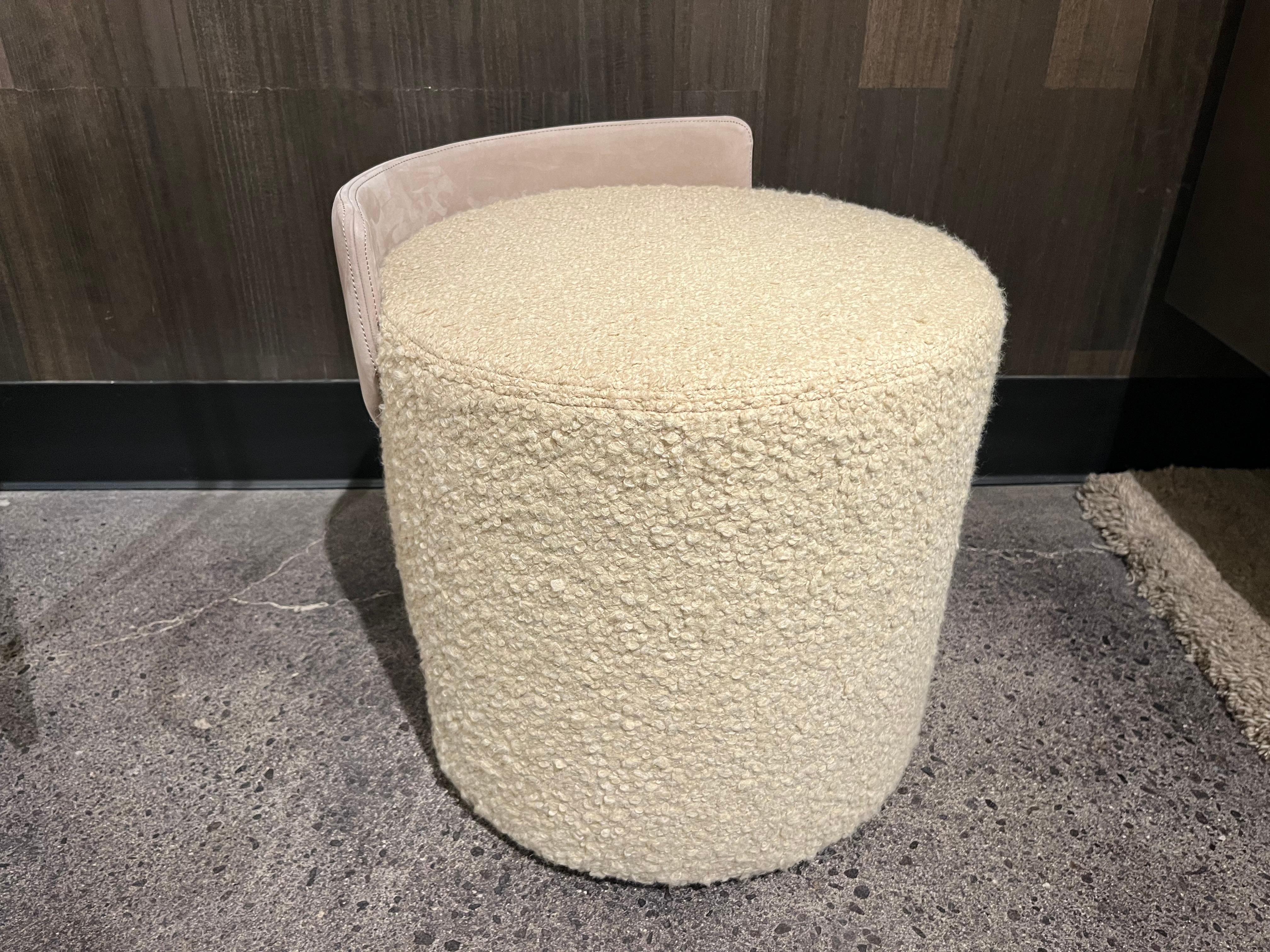 Henge Italienischer Pouf-Drehhocker (21. Jahrhundert und zeitgenössisch) im Angebot