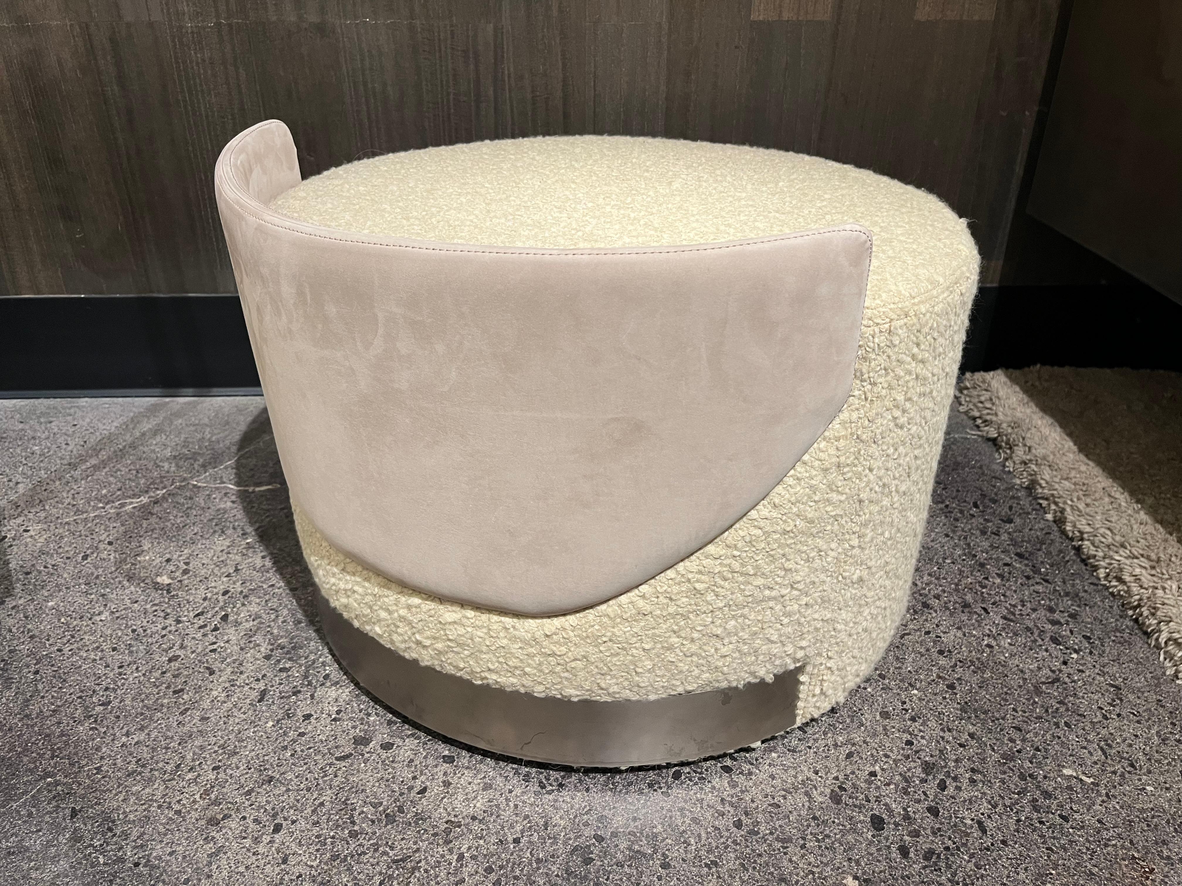 Henge Italienischer Pouf-Drehhocker (Metall) im Angebot