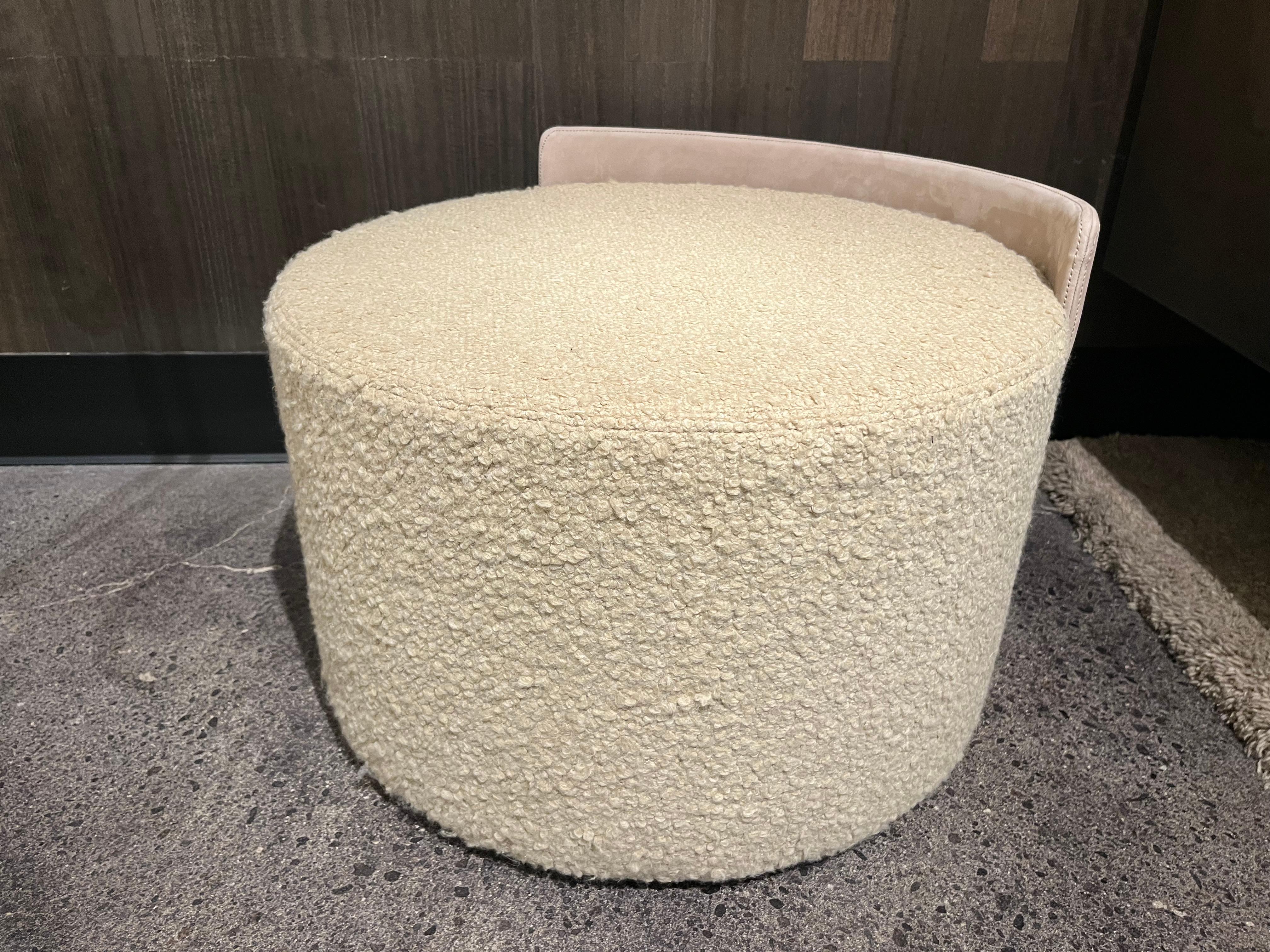 Henge Italienischer Pouf-Drehhocker im Angebot 1