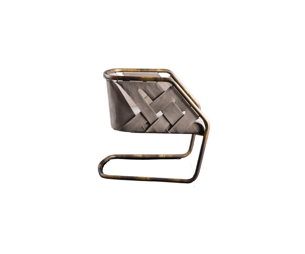 Acier noir cuit à la main selon des techniques traditionnelles. Assise paddée en cuir tissé double épaisseur découpé au laser. Le prix s'entend par lot de 2. Il s'agit d'un modèle d'échantillon de sol. 


Noir Cuir de Steele brûlé Camoscio 21