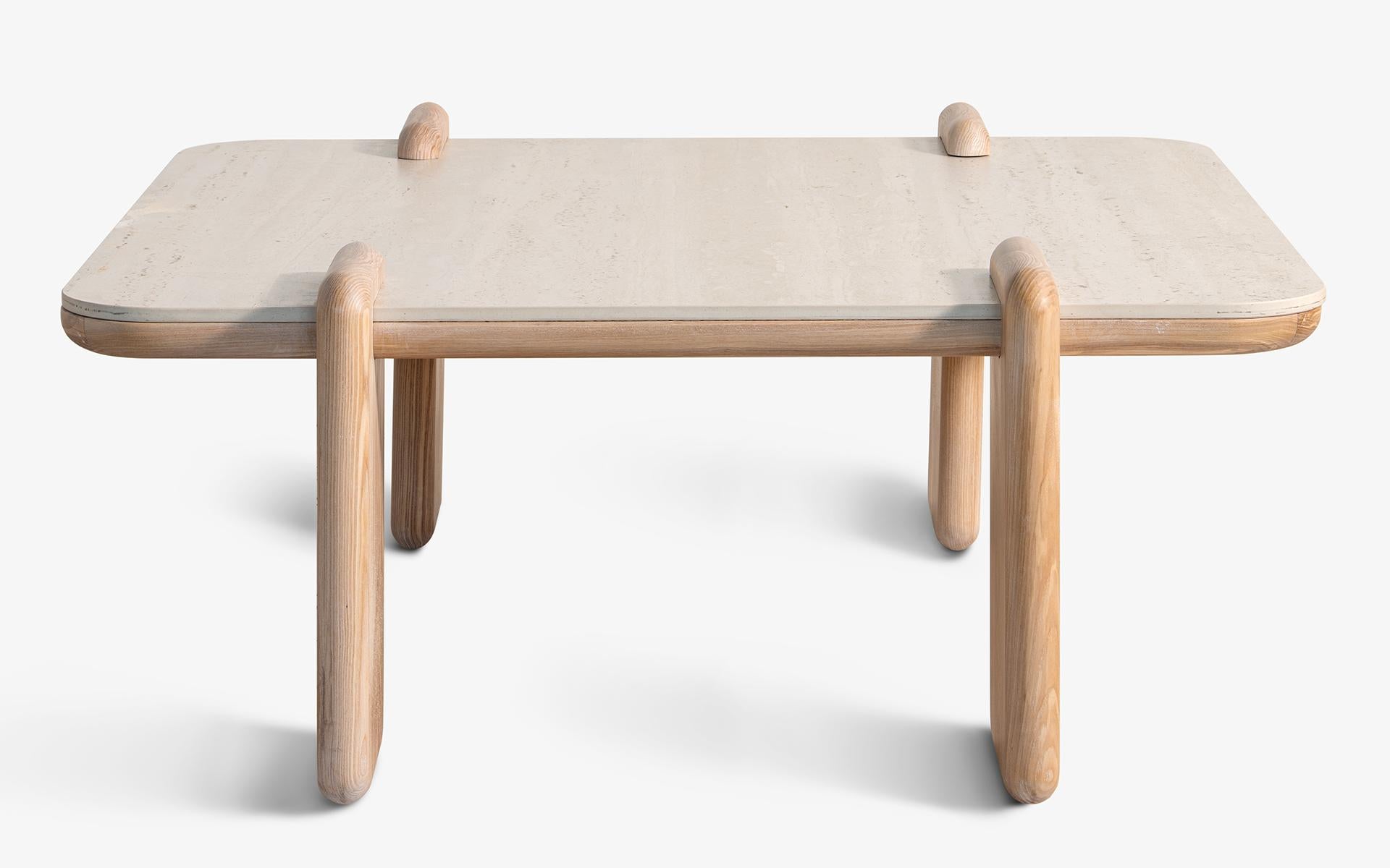 Mesa de centro Hengra Base de madera de fresno con tapa de porcelana de travertino Turco en venta